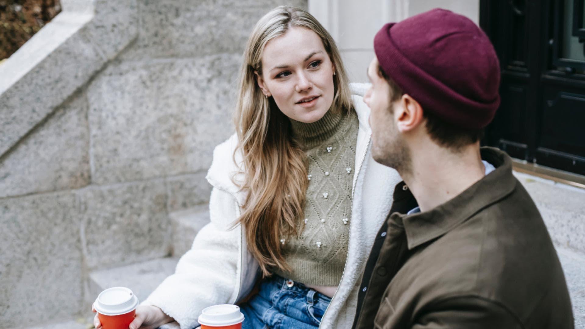Frau und Mann sprechen
