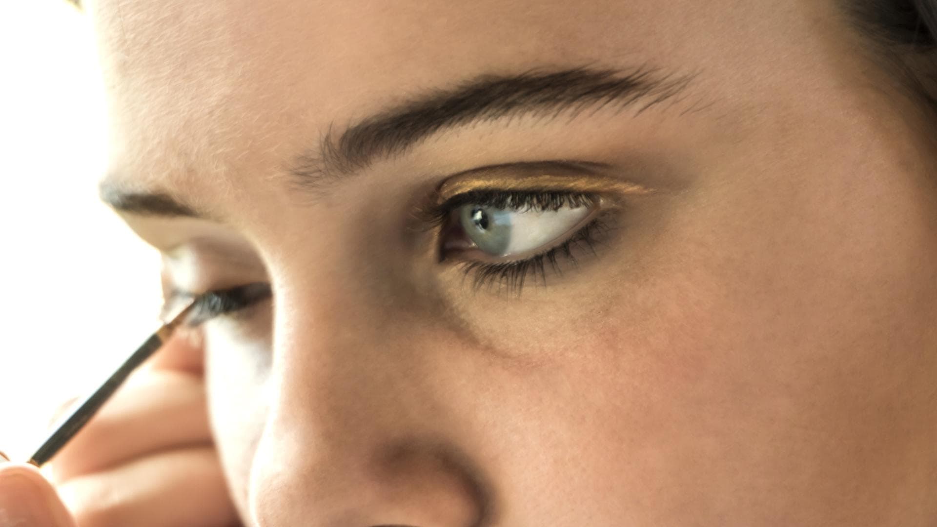 Frau trägt Eyeliner auf 