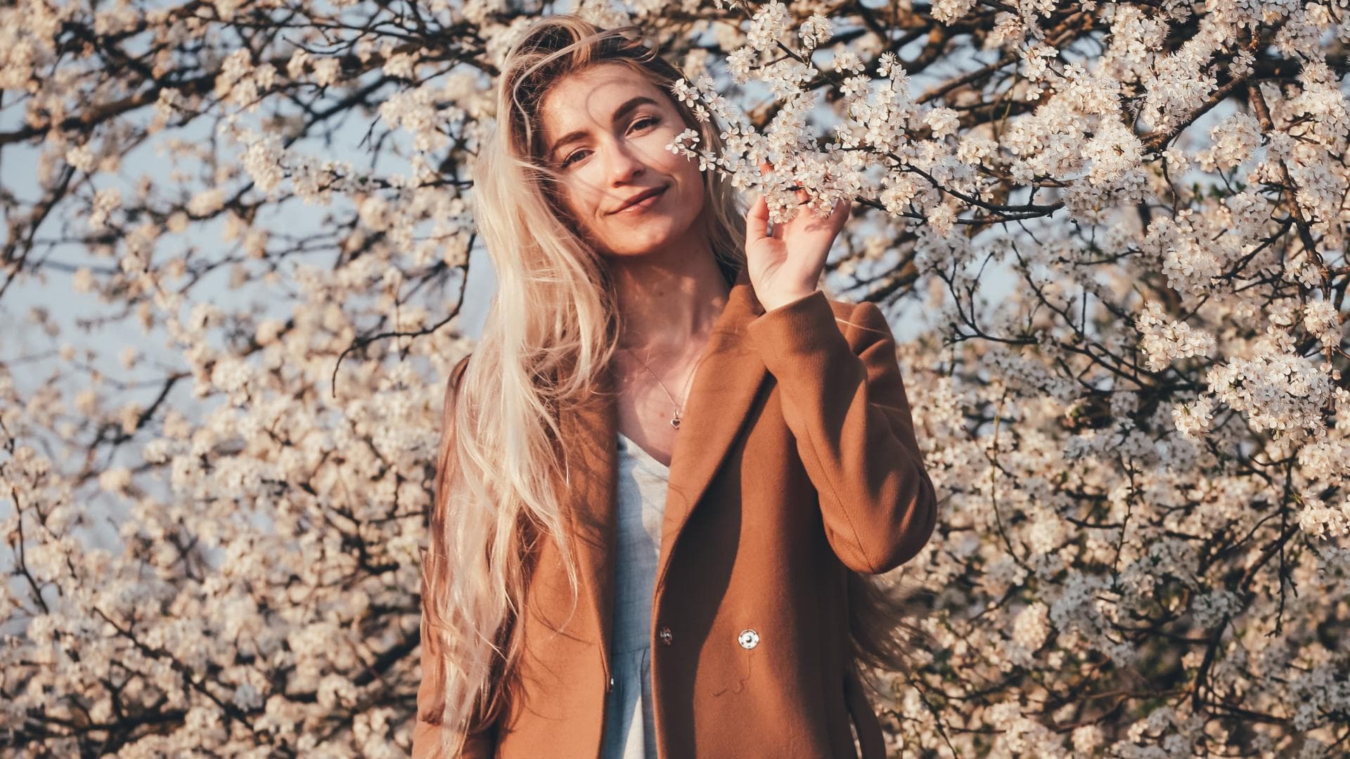 Frau trägt Mantel im Frühling 