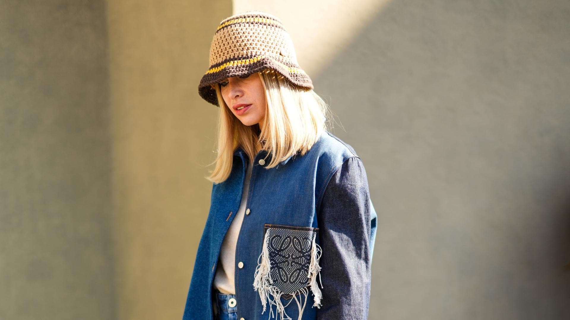Frau trägt Jeansjacken mit Fransen 