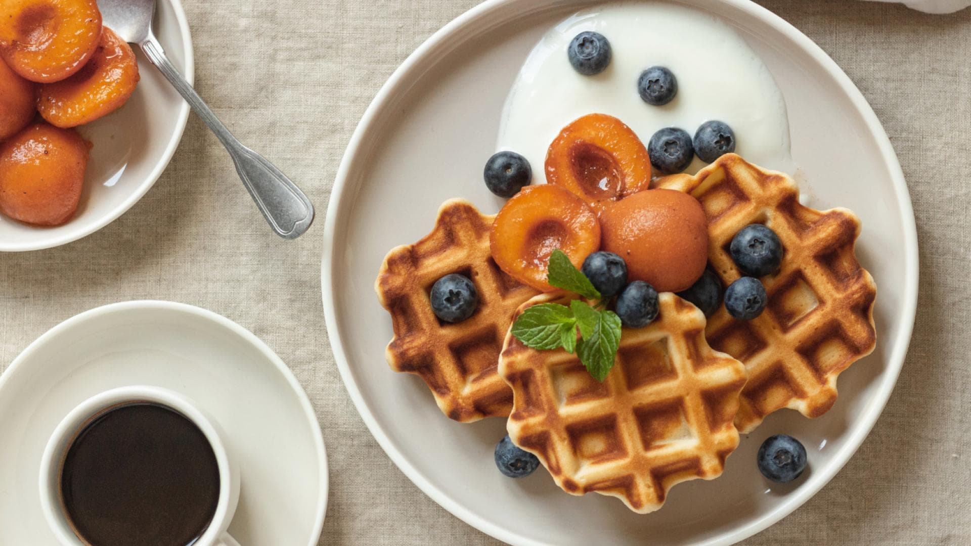 Waffel mit Pfirsich und Blaubeeren