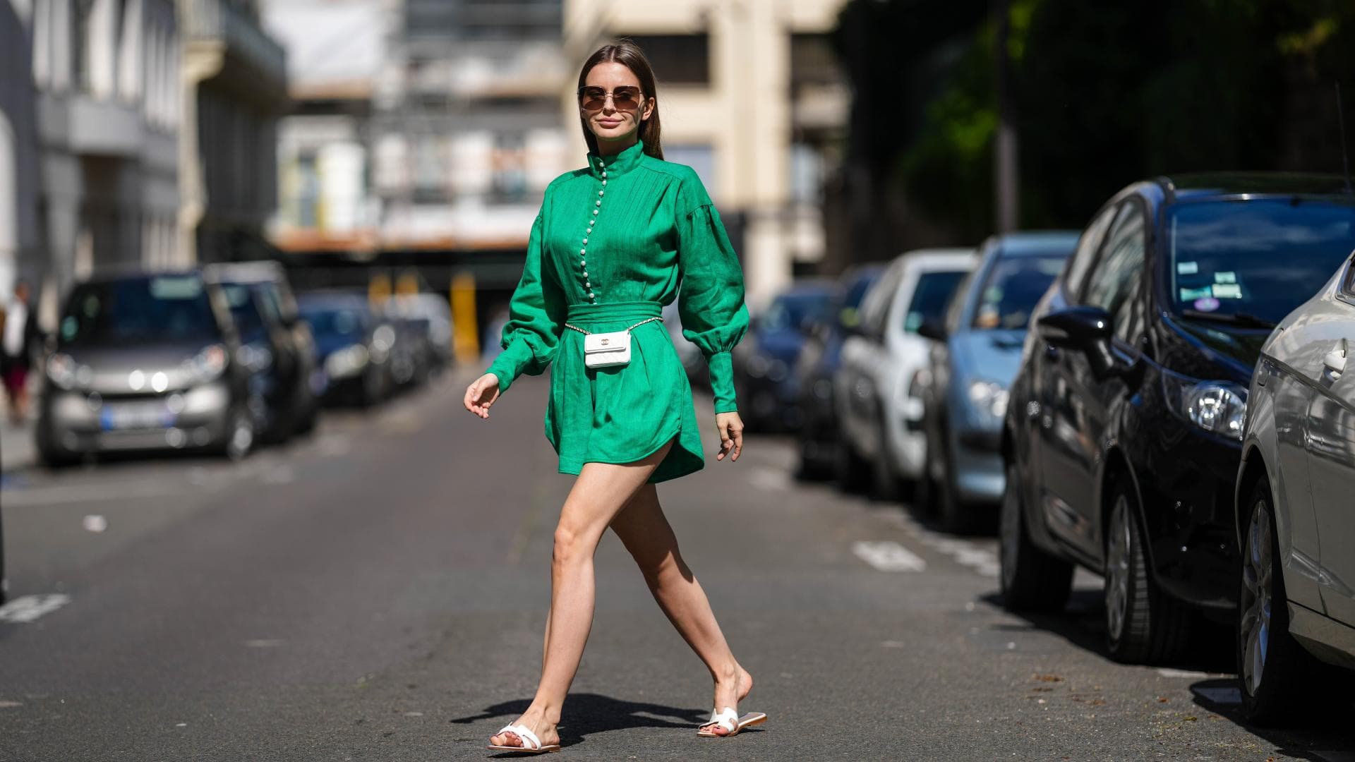 Frau im Minikleid