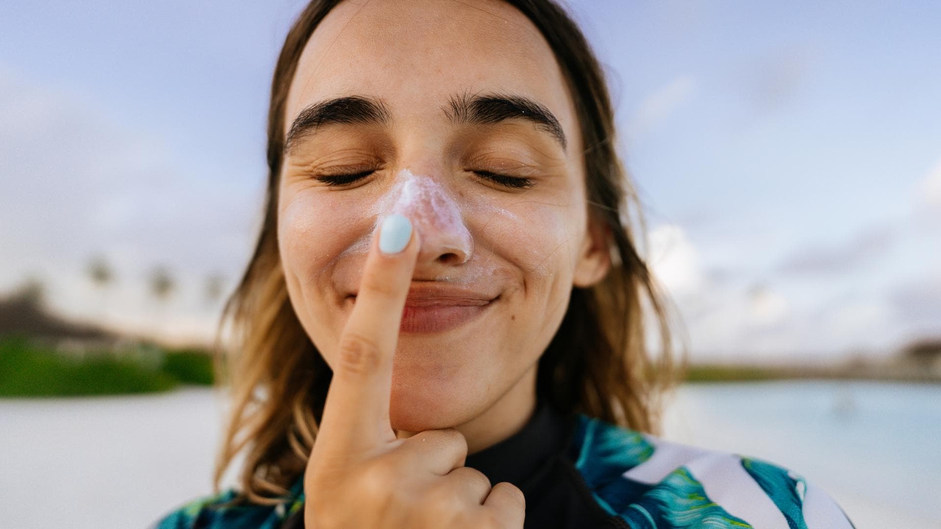 Frau Sonnencreme Gesicht