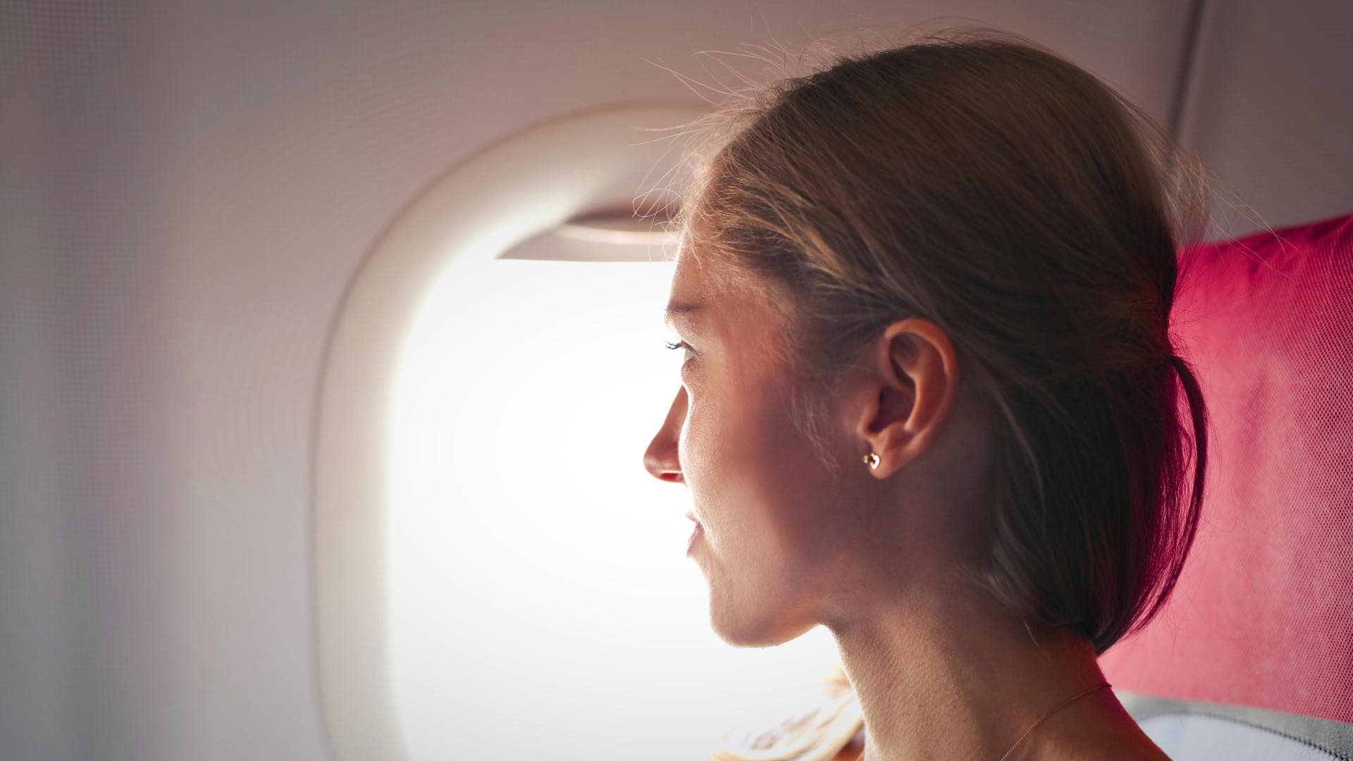 Frau im Flugzeug 