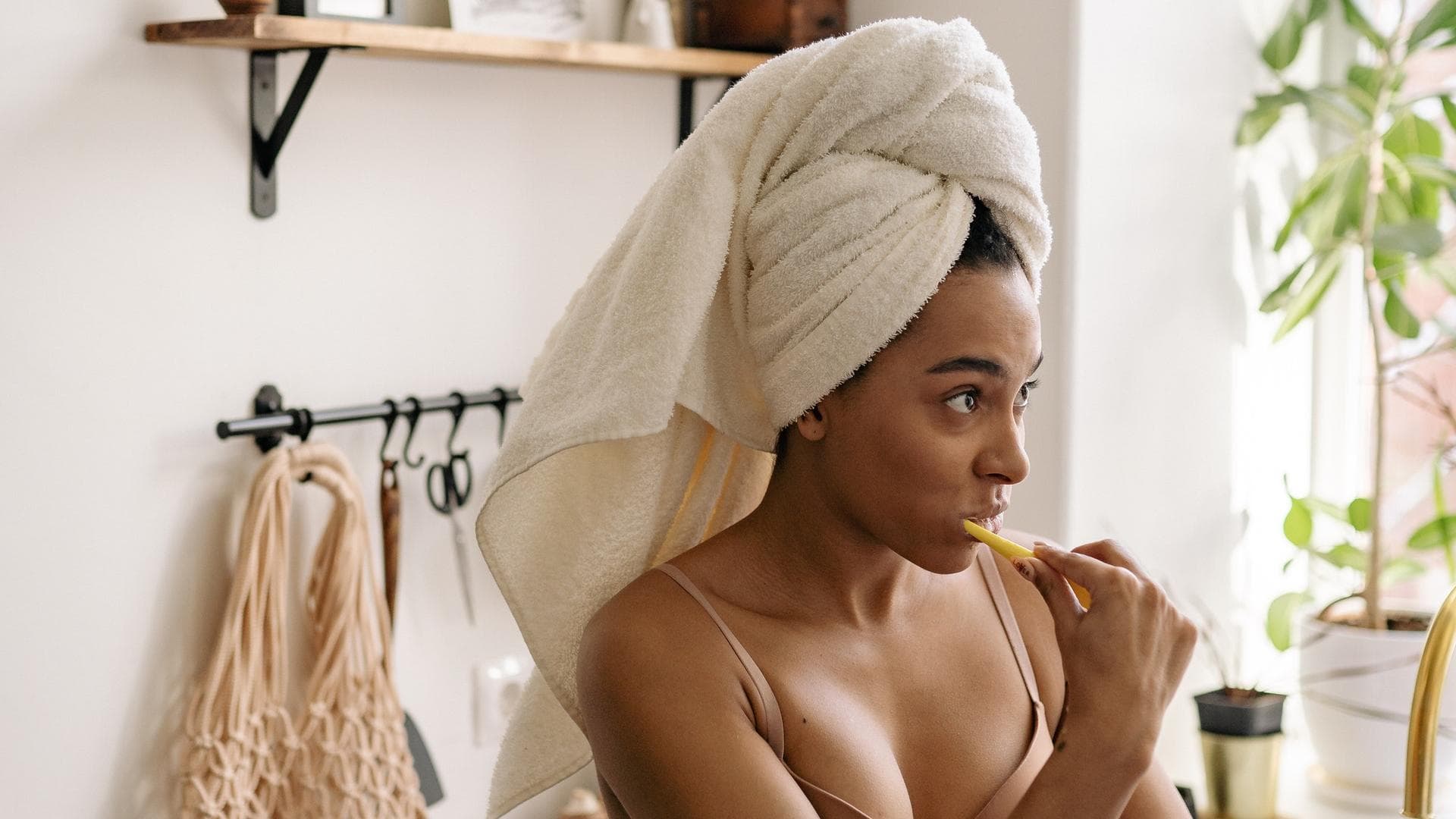 Frau putzt sich die Zähne