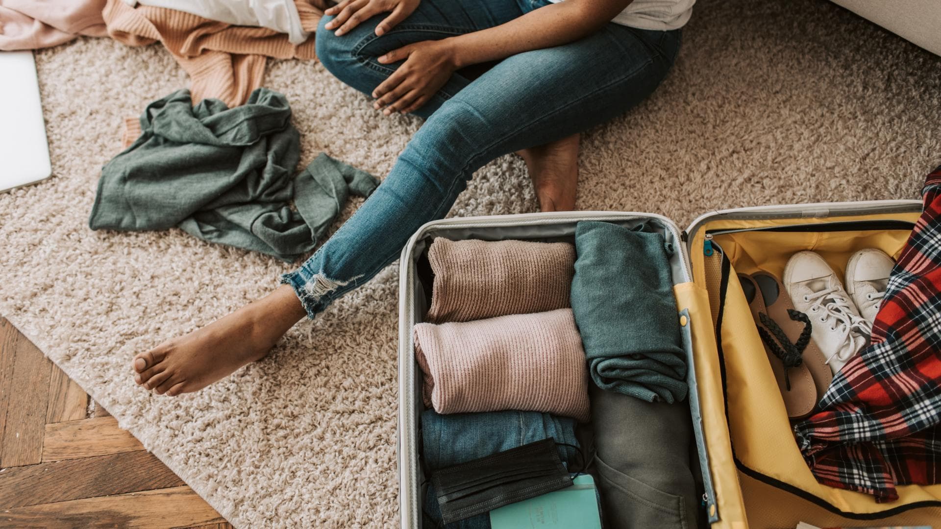 Frau packt ihren Koffer