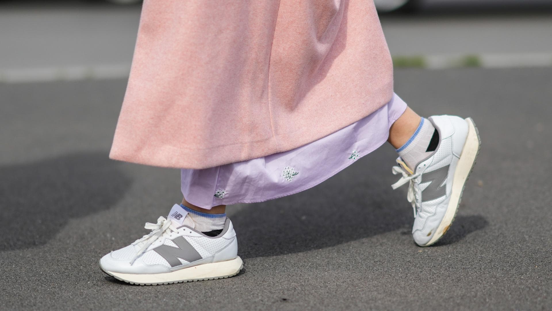 Sneaker und Kleid im Streetstyle