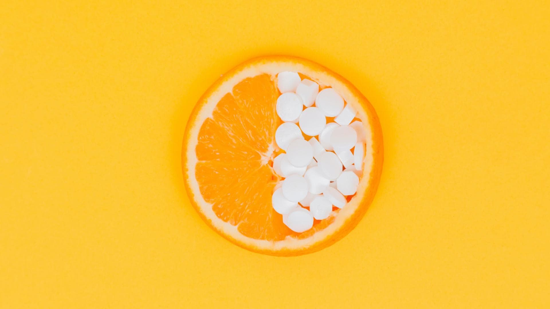 Orange mit Vitamintabletten