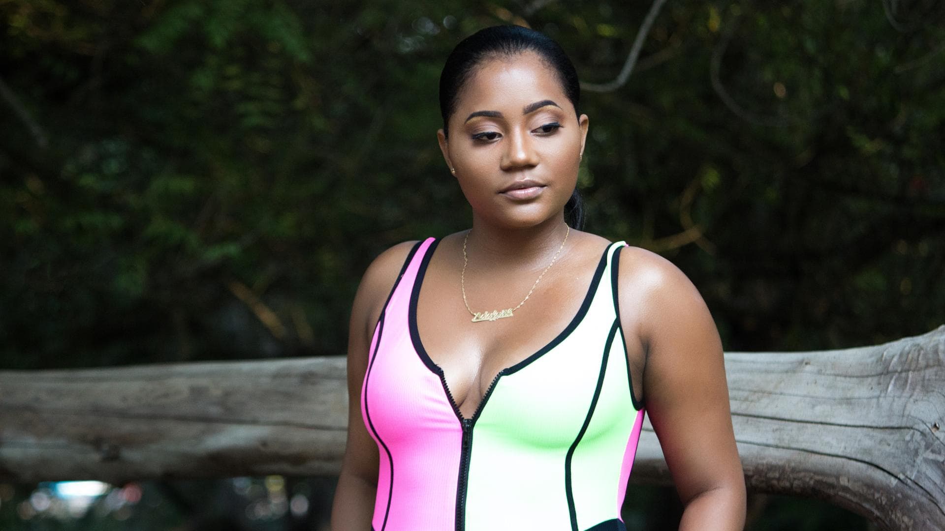 Frau trägt Badeanzug 