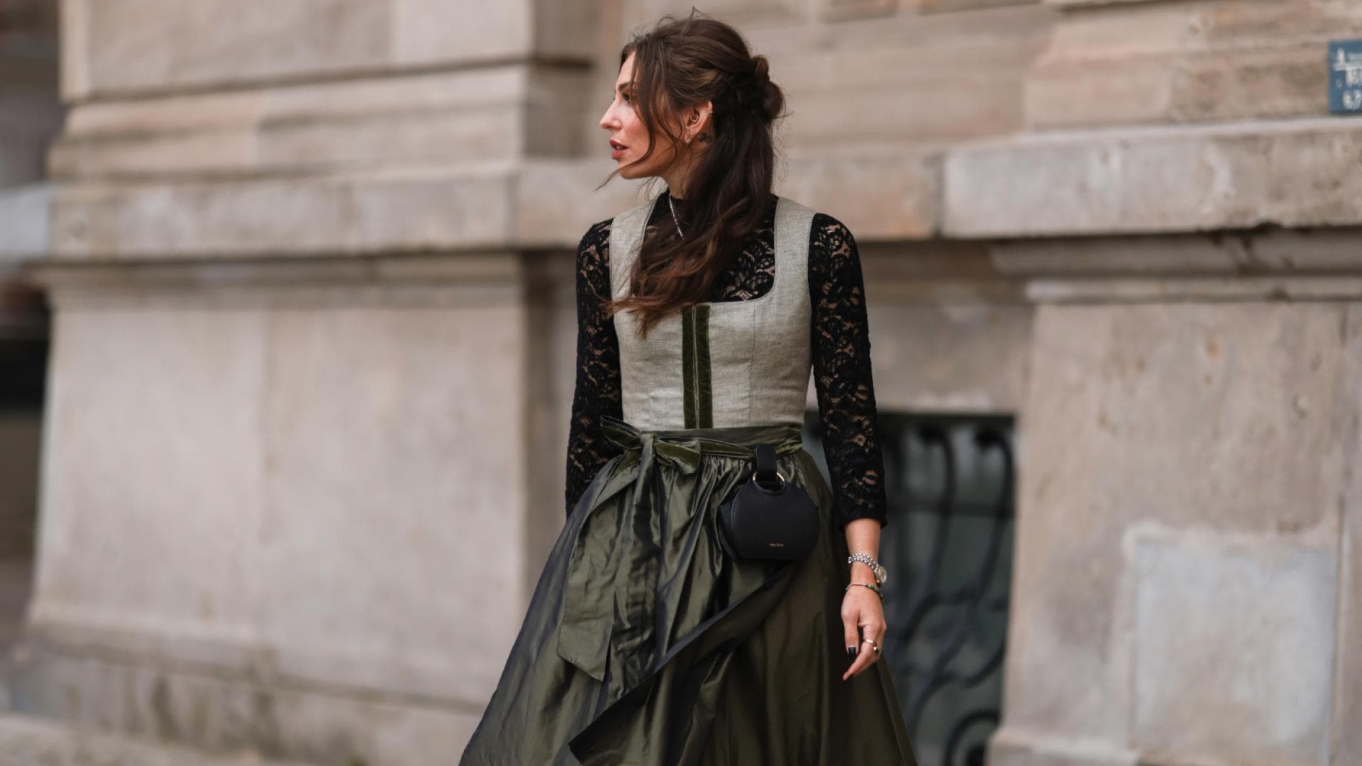 Frau trägt Dirndl im Streetstyle