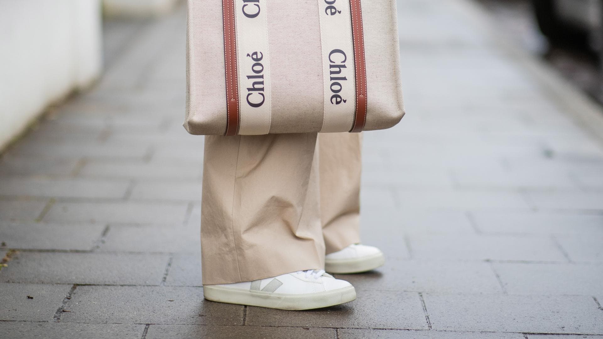 Frau mit Sneakers von Veja 