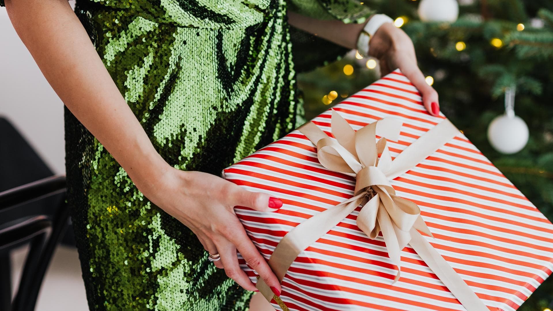 Frau überreicht ein Weihnachtsgeschenk.