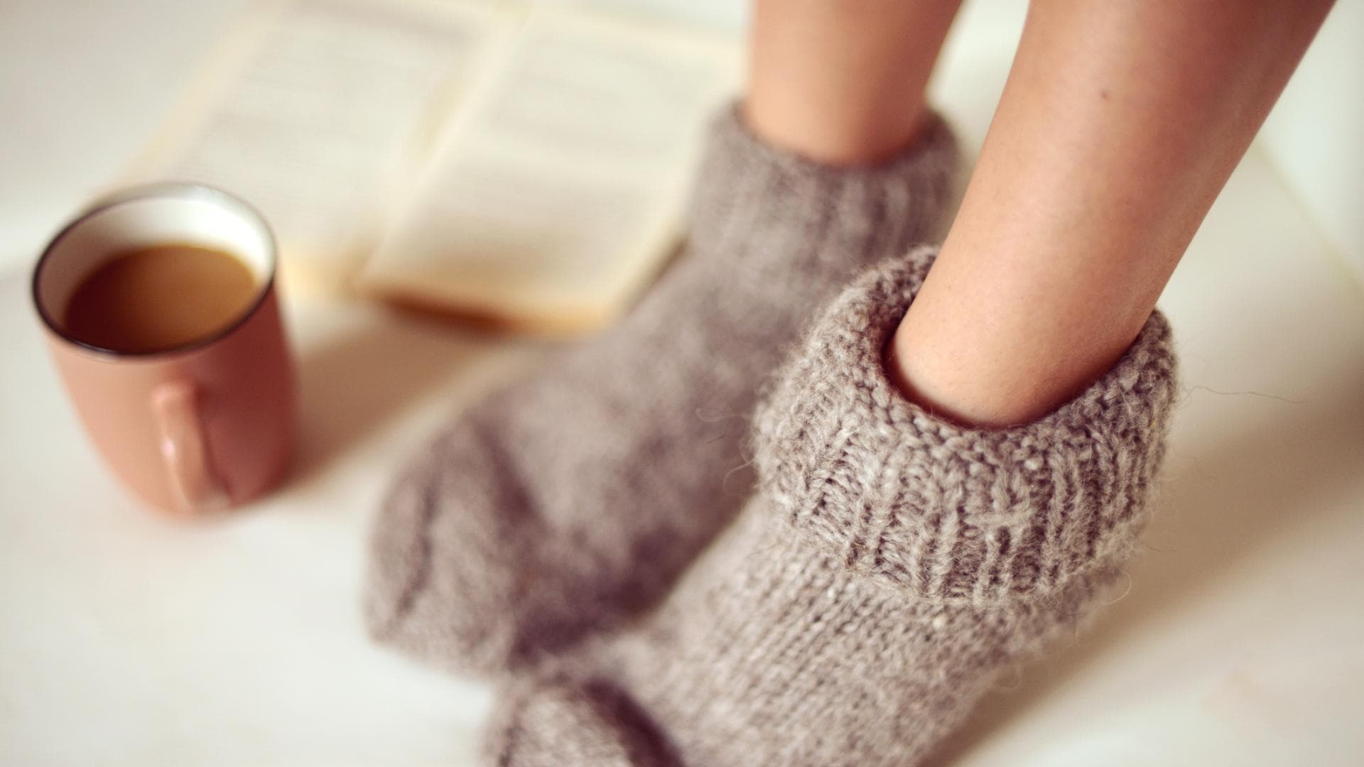 Füße in Wollsocken