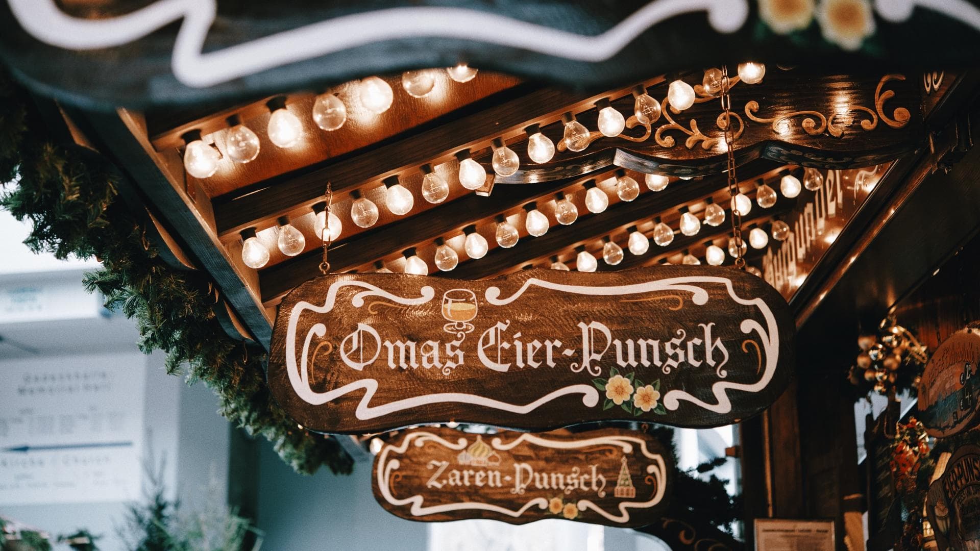 Eine Bude auf dem Weihnachtsmarkt