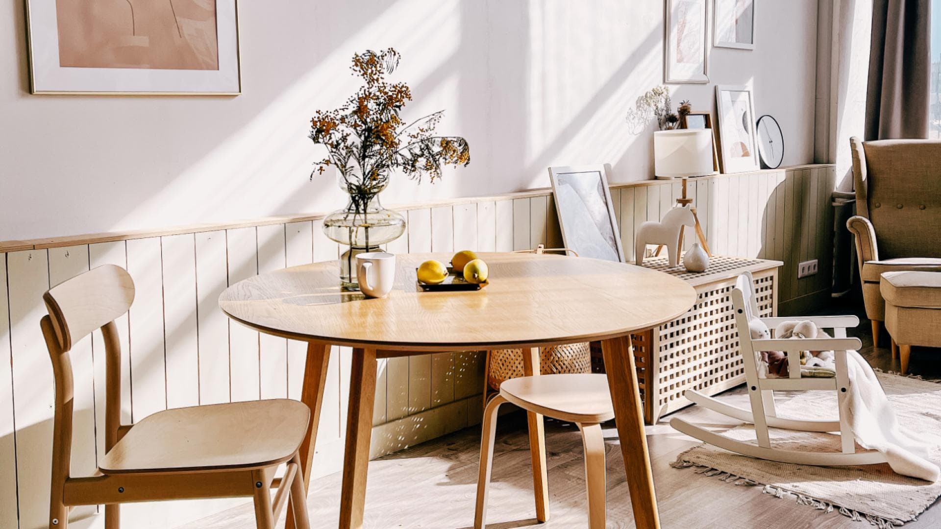 Aufgeräumtes Wohn- und Esszimmer