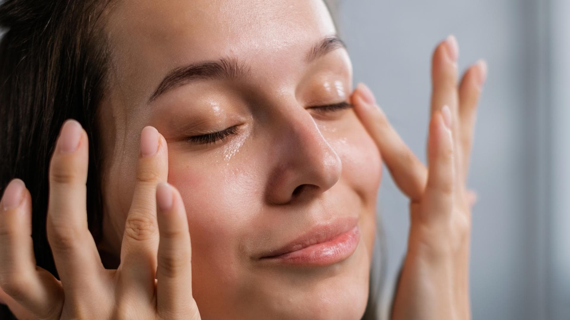 Augencreme auftragen 