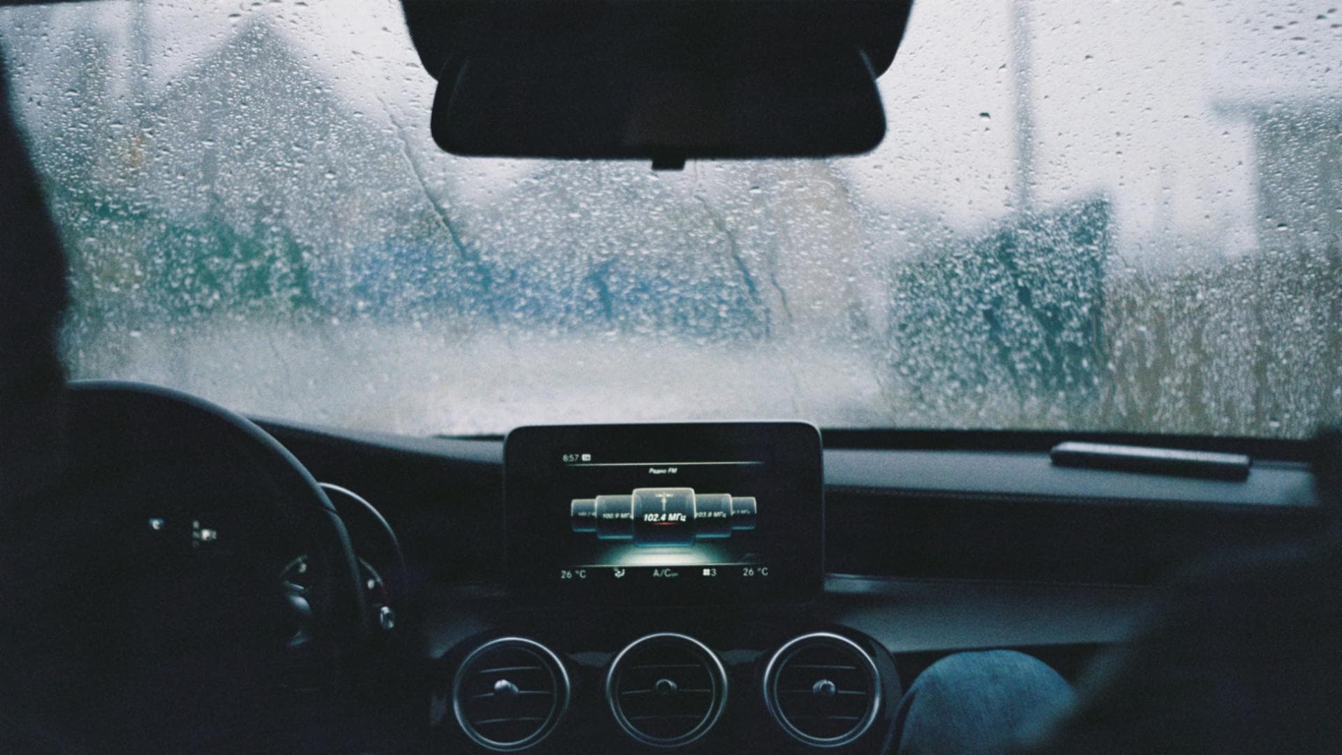 Auto mit feuchter Windschutzscheibe