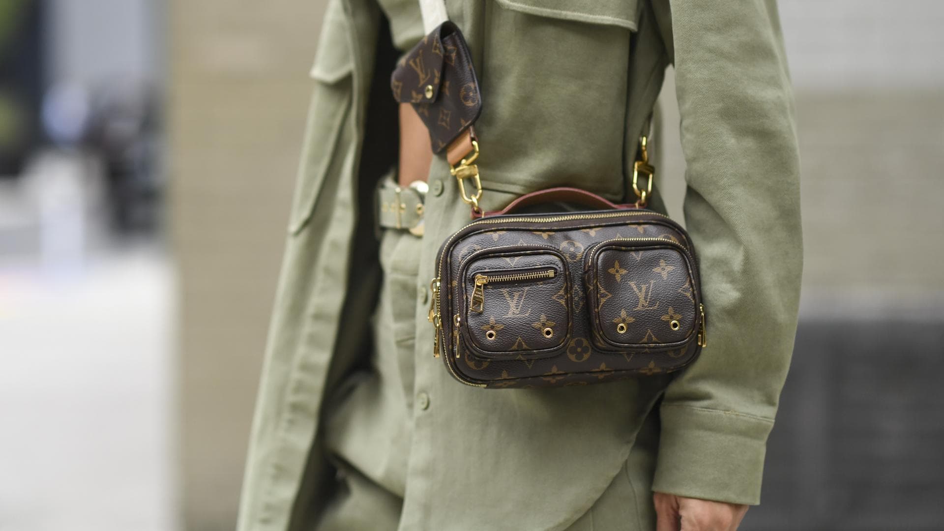 Frau trägt ein Workwear-Jacket im lässigen Streetstyle