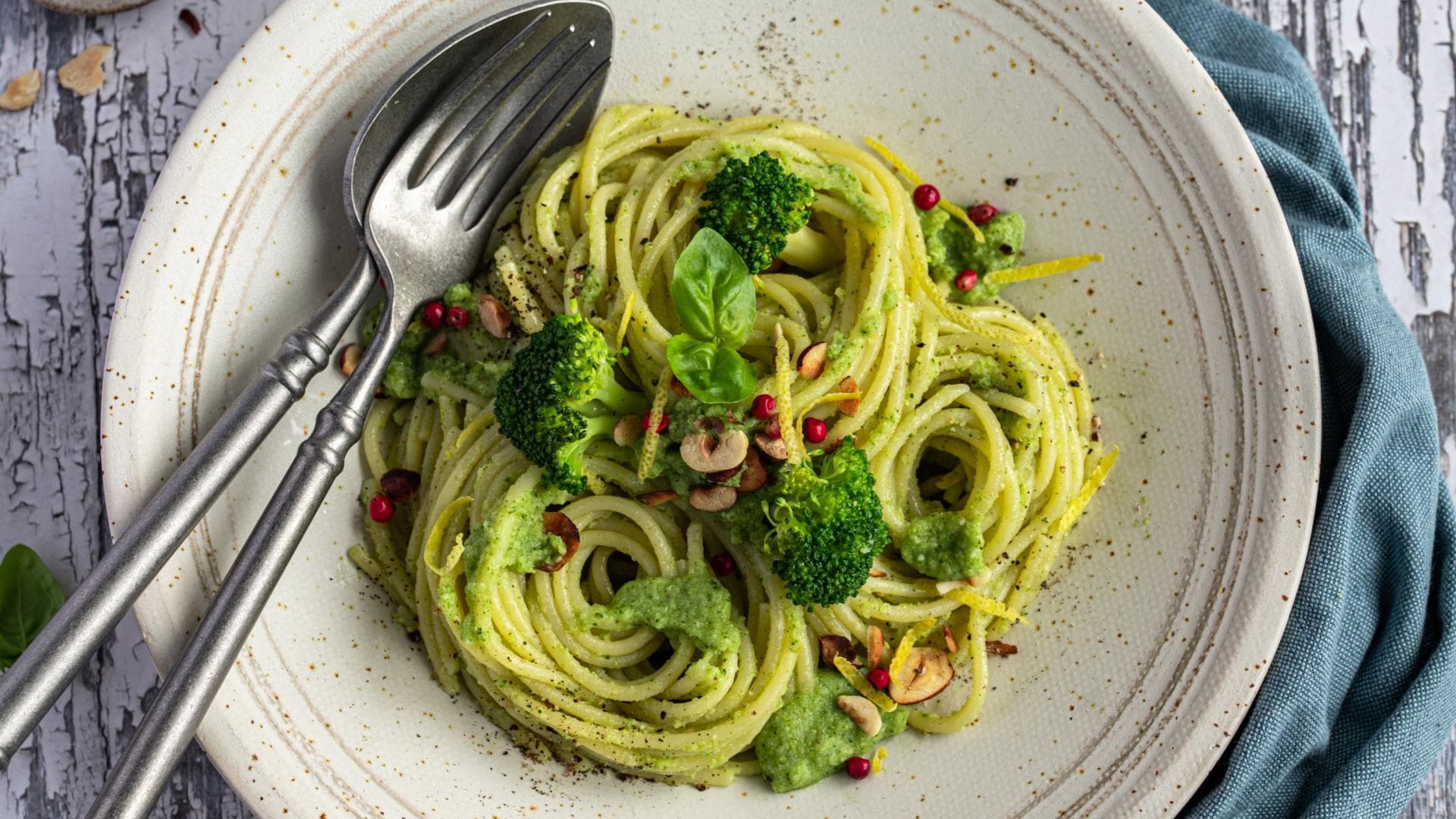 Pasta mit Brokkoli-Nuss-Pesto 