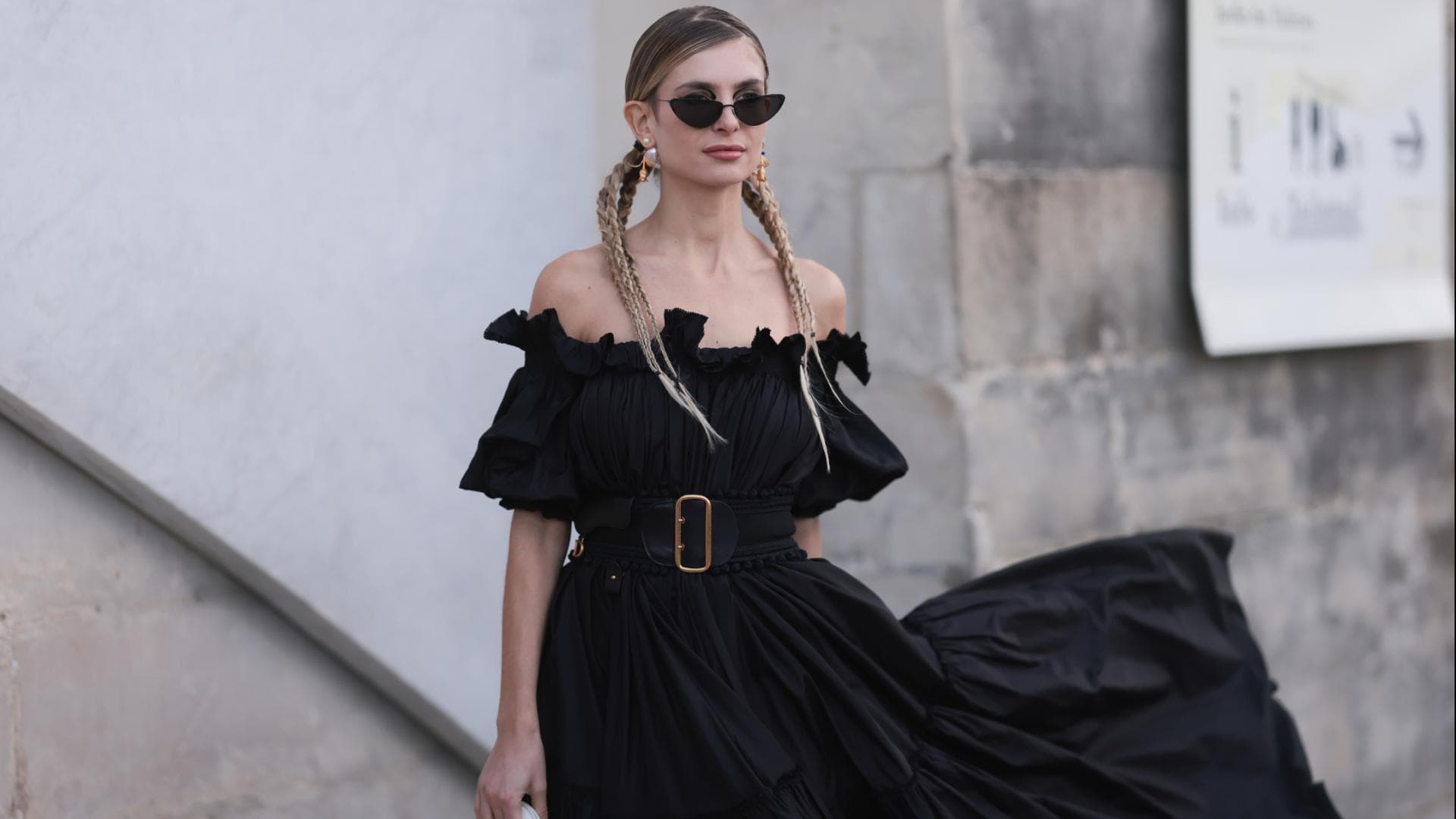 Frau mit schulterfreiem Kleid