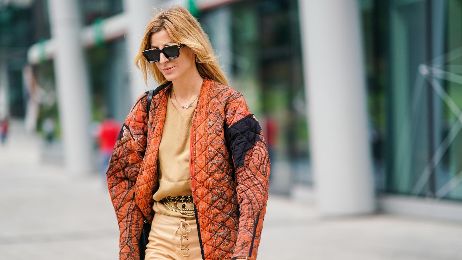 Jacken-Trends 2025 - Frau in Steppjacke