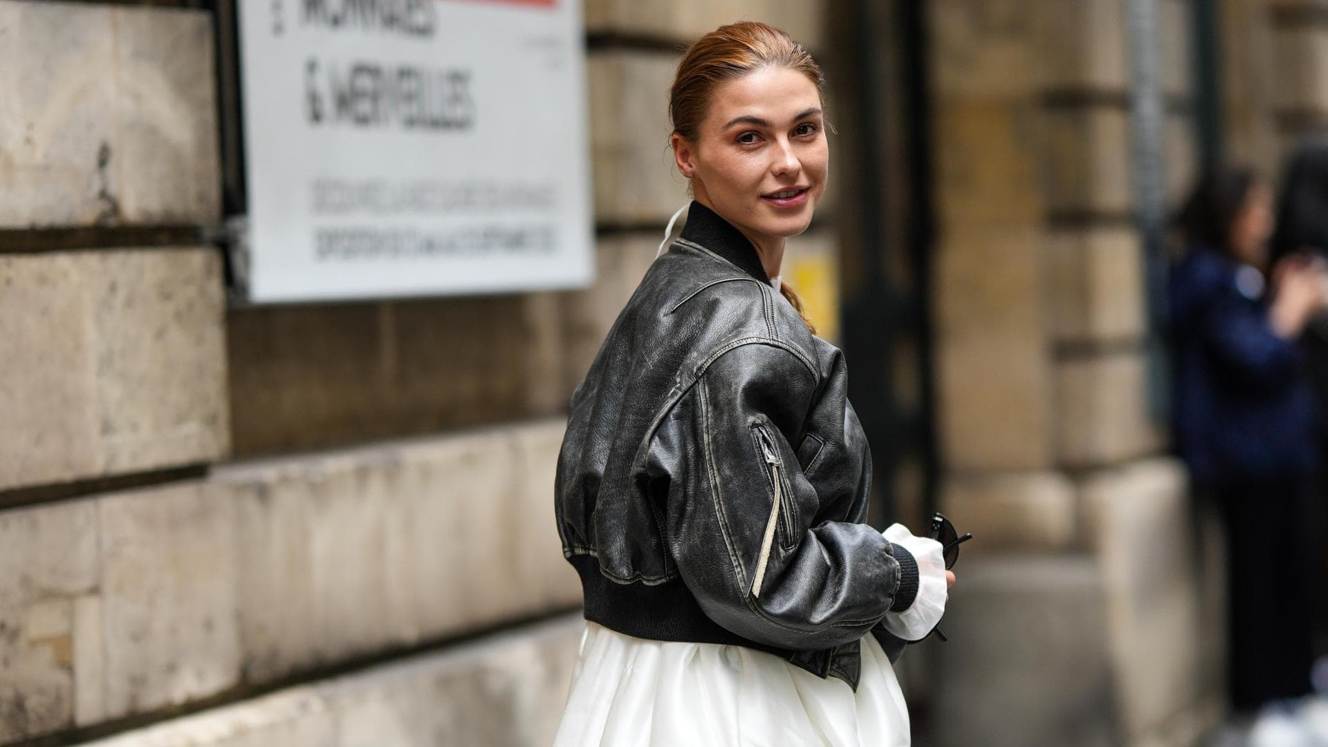 Maxikleid mit Lederjacke 