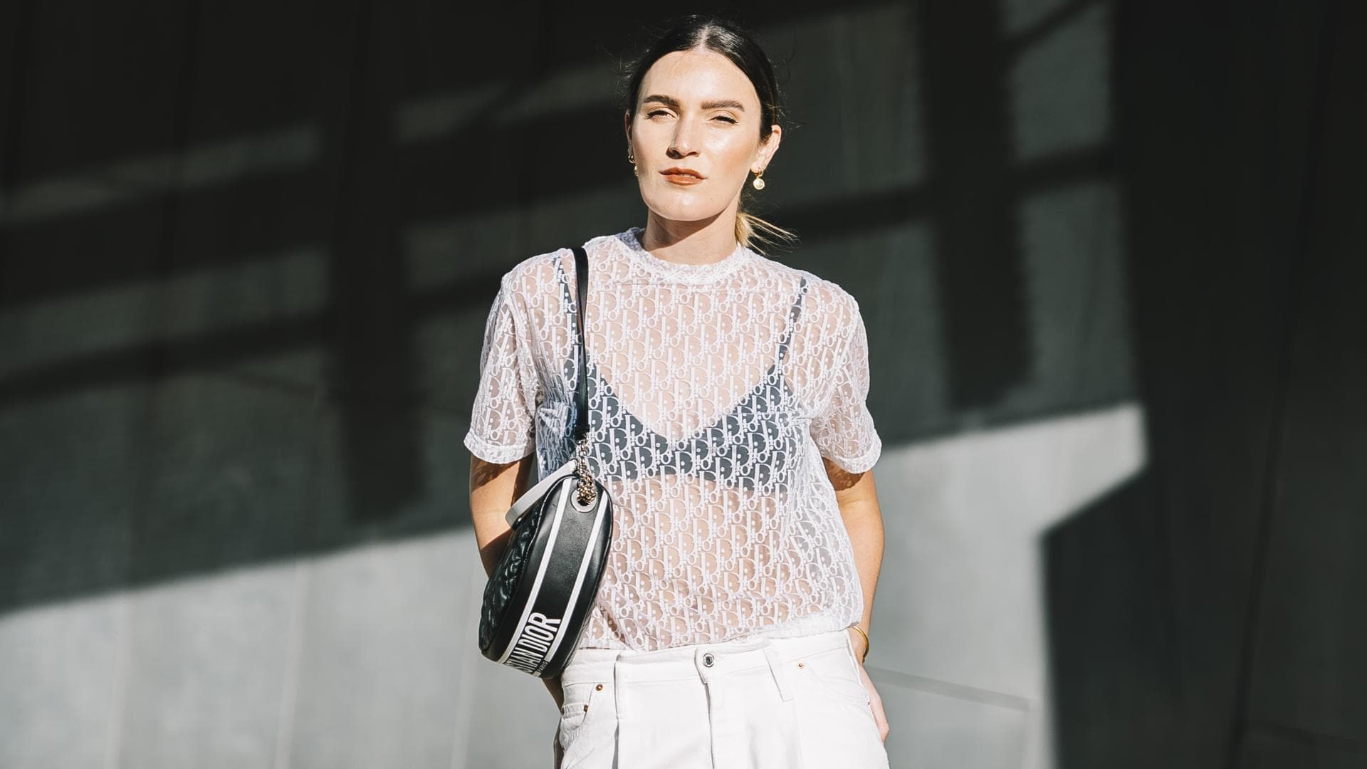 Frau trägt weiße Jeans im Streetstyle