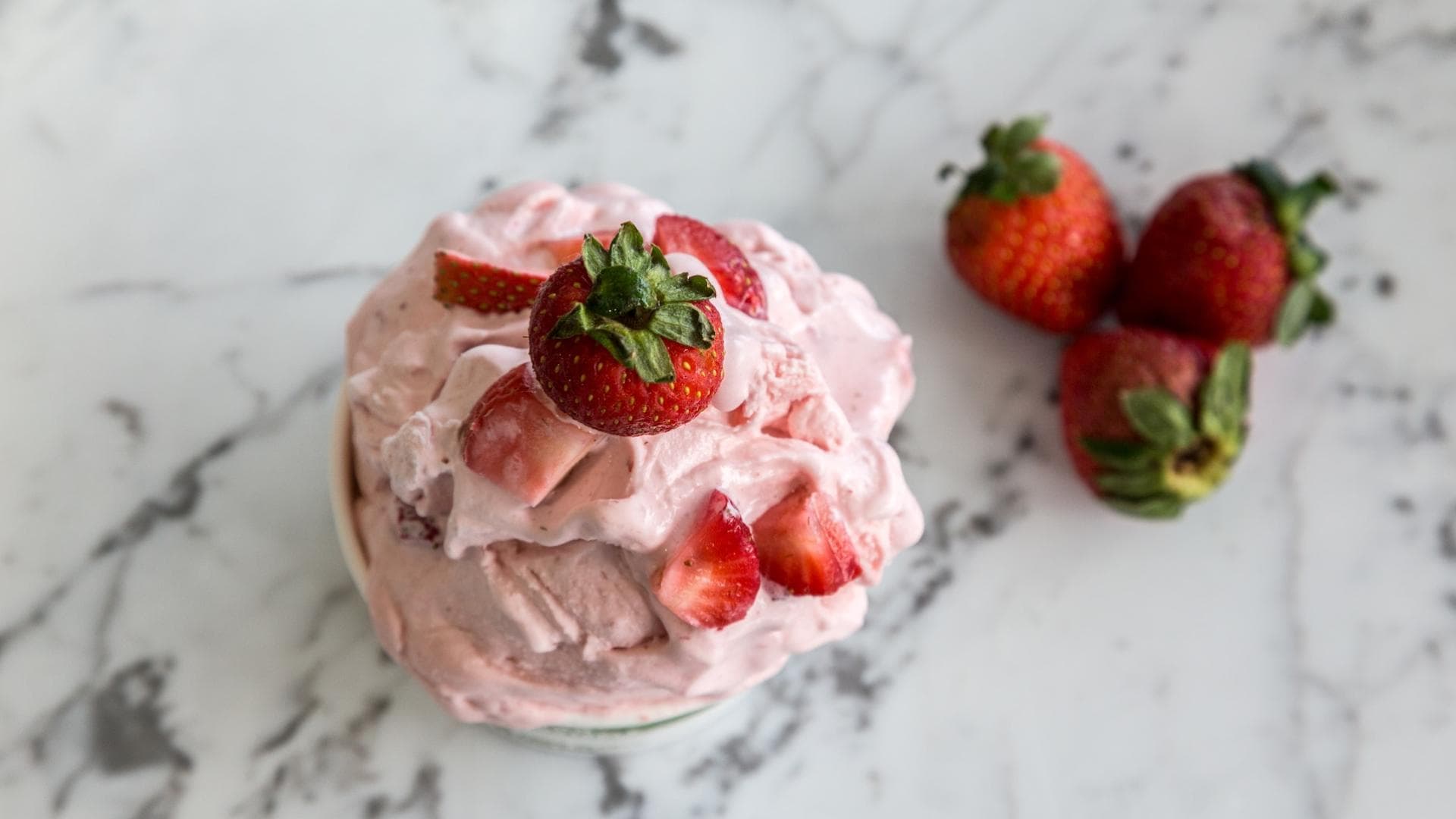Erdbeereis mit Erdbeeren