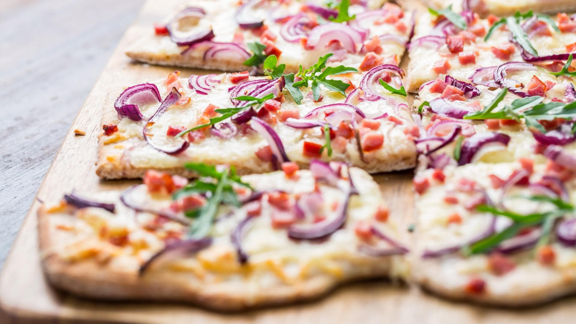 Schüttelpizza mit Käse, Speck und Zwiebeln