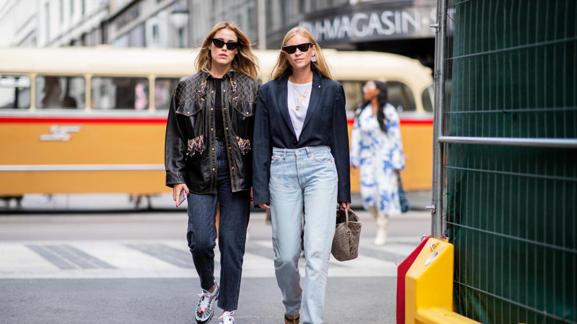 Zwei Frauen in Jeans