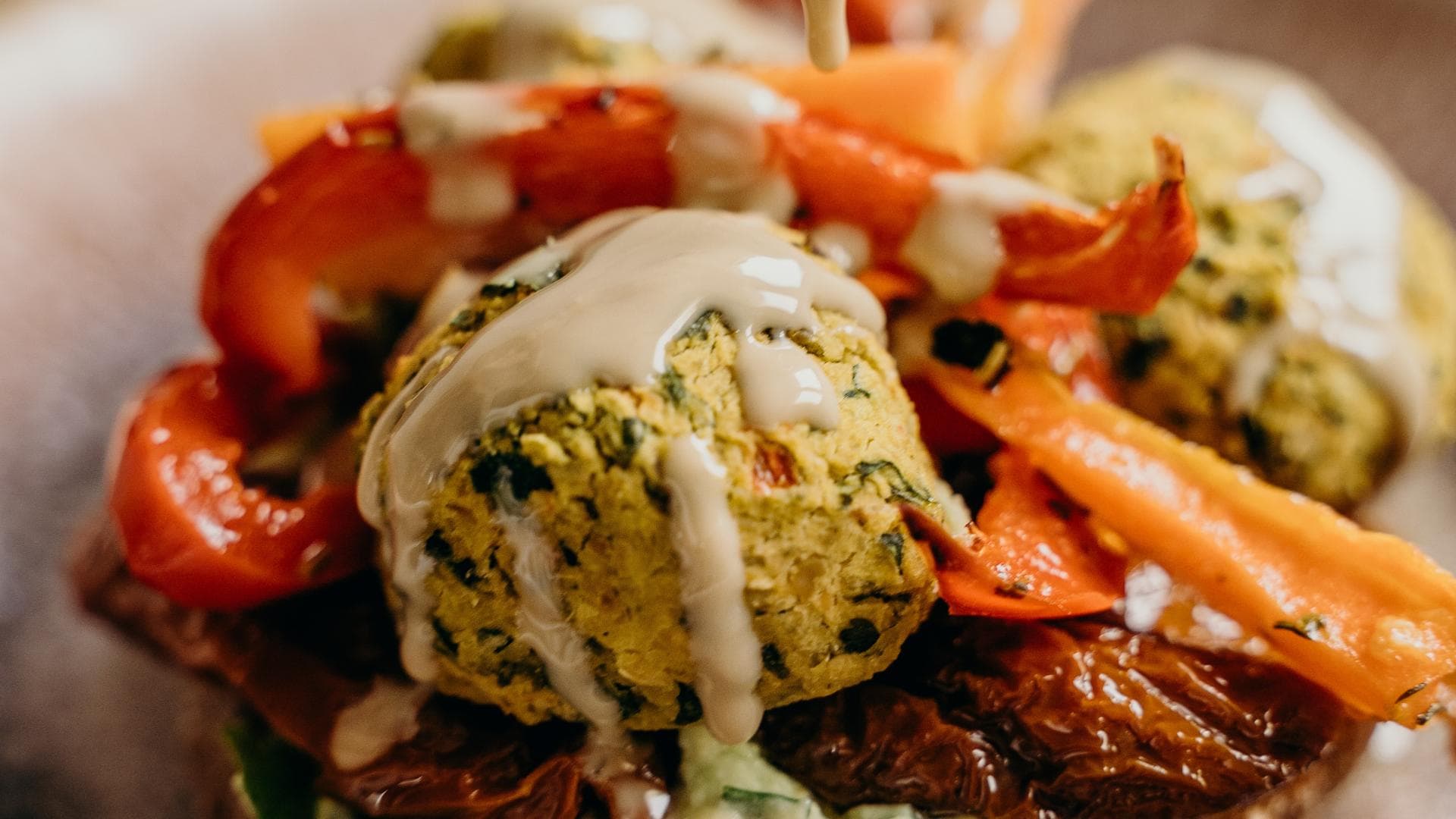 Tahini auf Falafel 