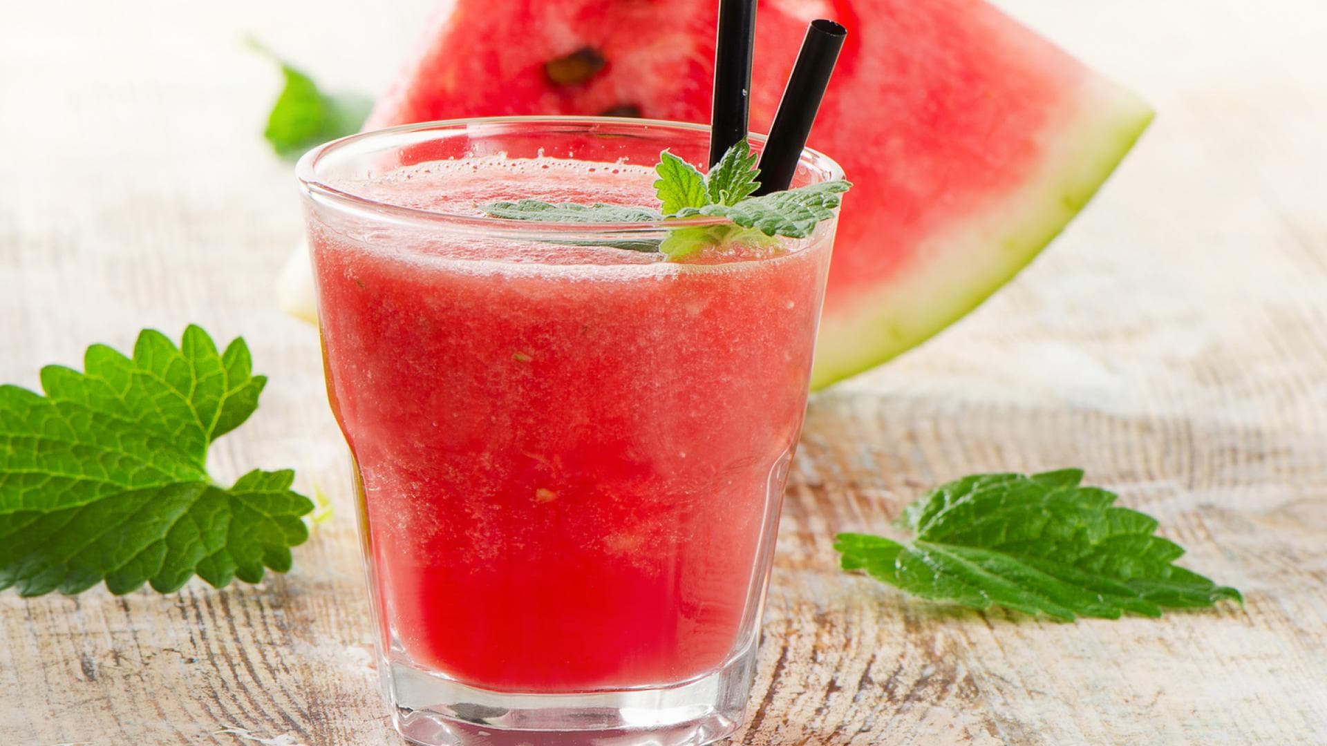 Kalorienarmes Rezept: Erfrischender Wassermelonen-Slushie aus nur 2 Zutaten Kalorienarmes Rezept: Erfrischender Wassermelonen-Slushie aus nur 2 Zutaten