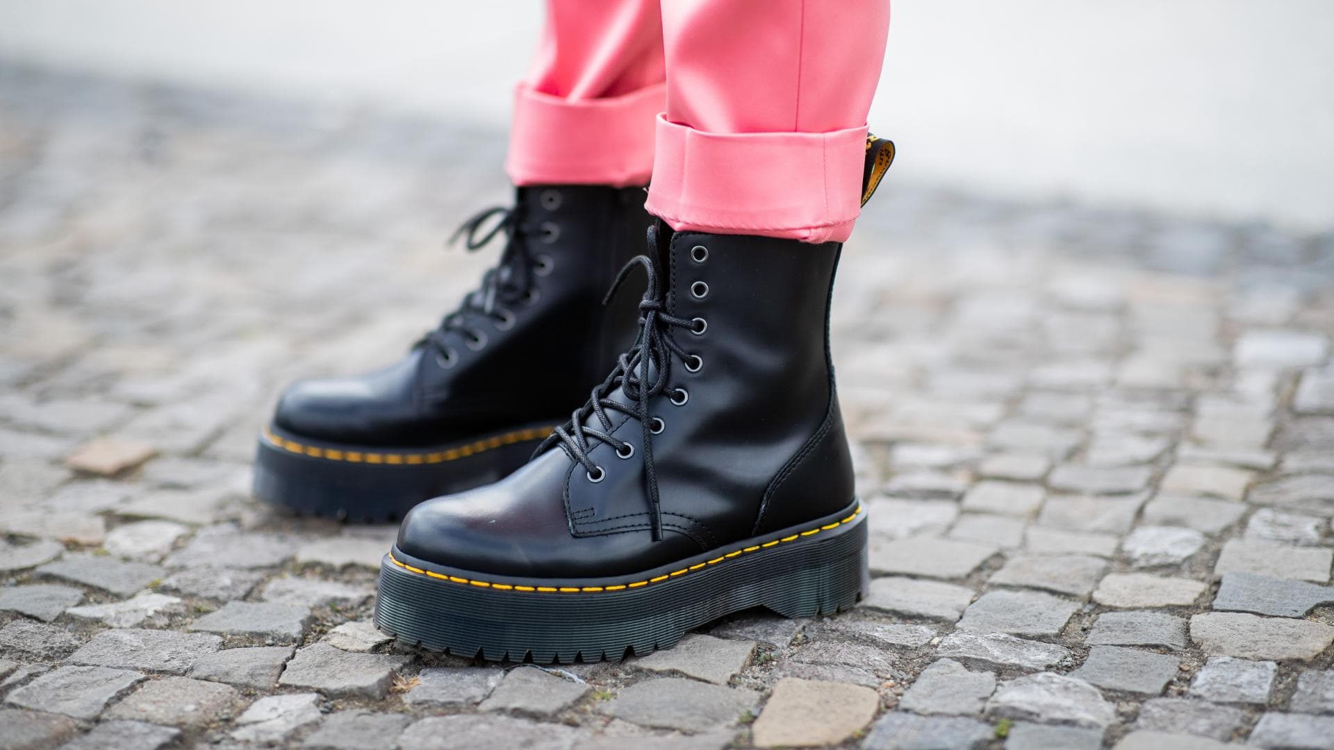 Frau trägt Dr. Martens im Streetstyle