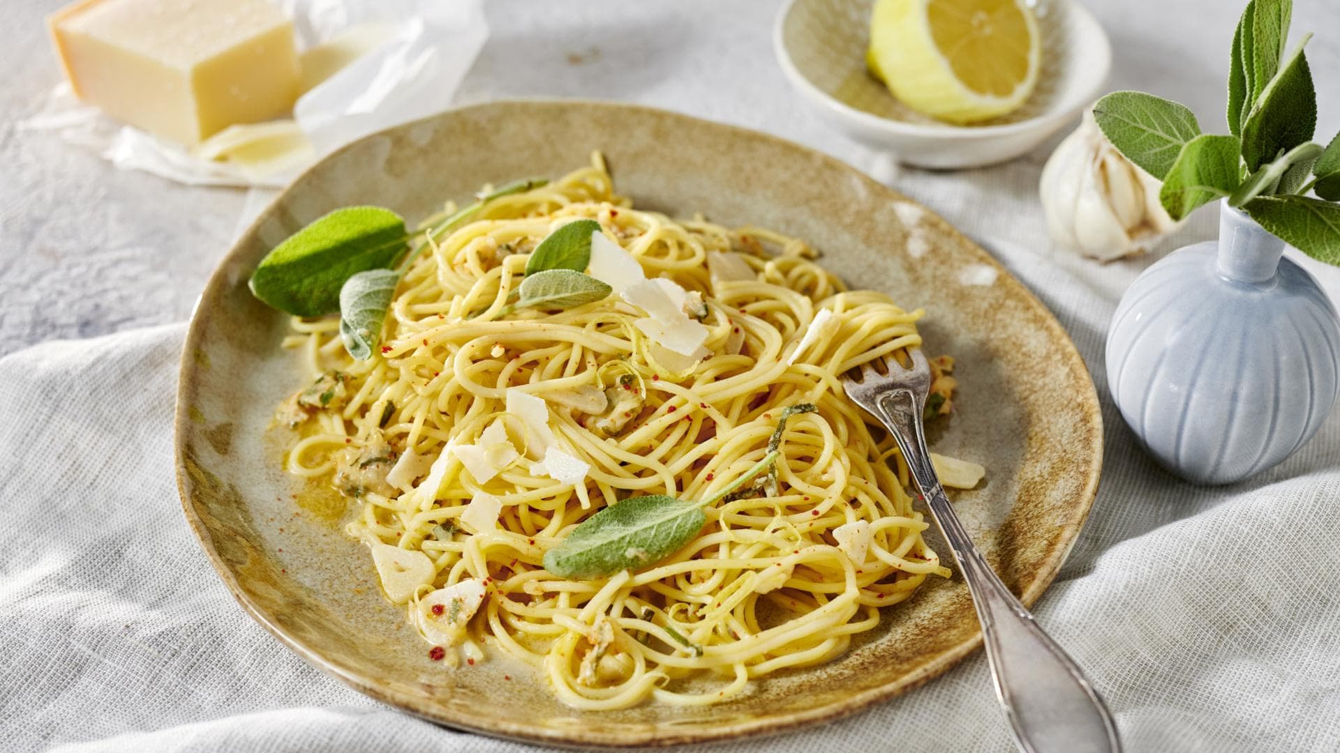 Erfrischende Spaghetti mit Zitrone und Salbei: Schnelles Rezept