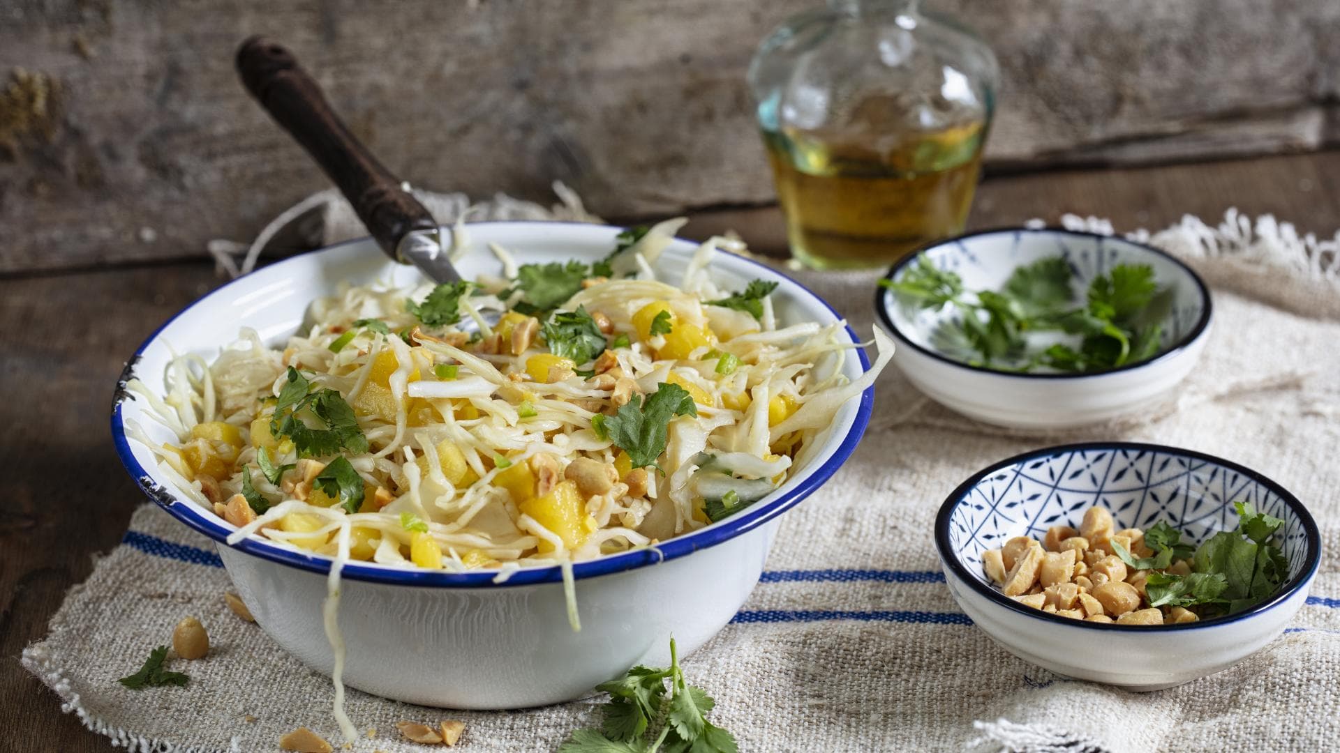 Rezept für scharfen Weißkohlsalat mit Erdnüssen und Ingwer