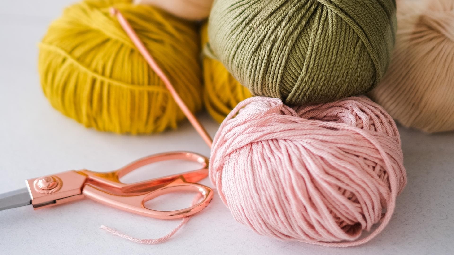 Wolle zum Stricken eines Zopfpullovers