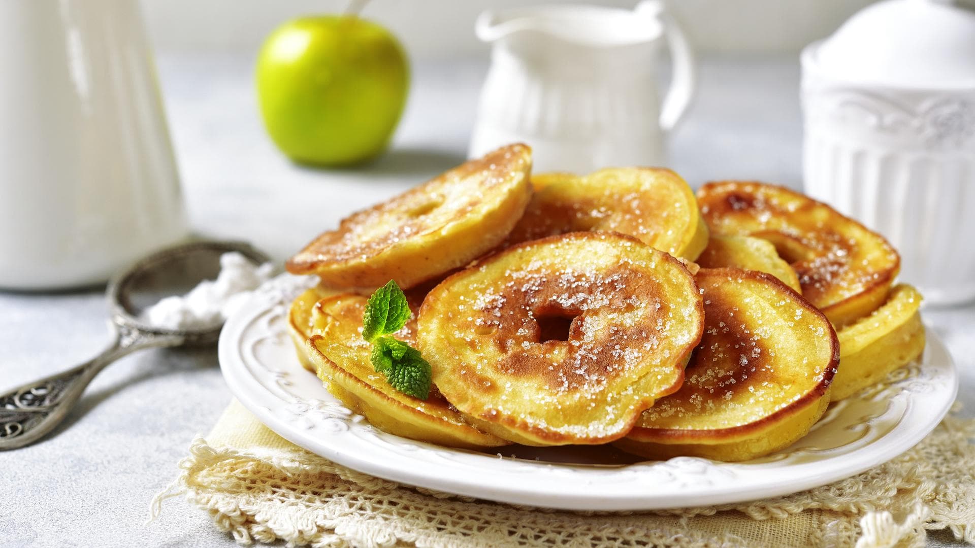 Pfannkuchen mit Apfel auf einem Teller
