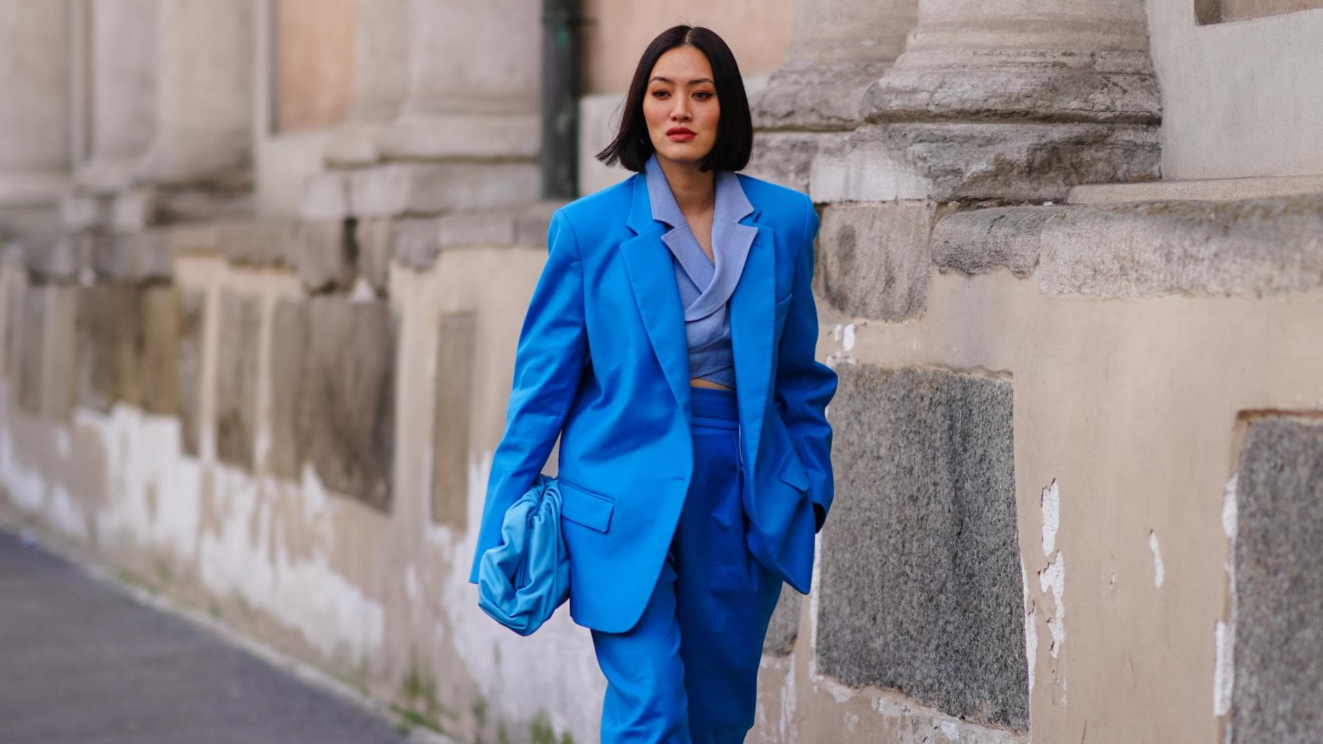 Frau trägt einen blauen Oversized Blazer im Streetstyle.