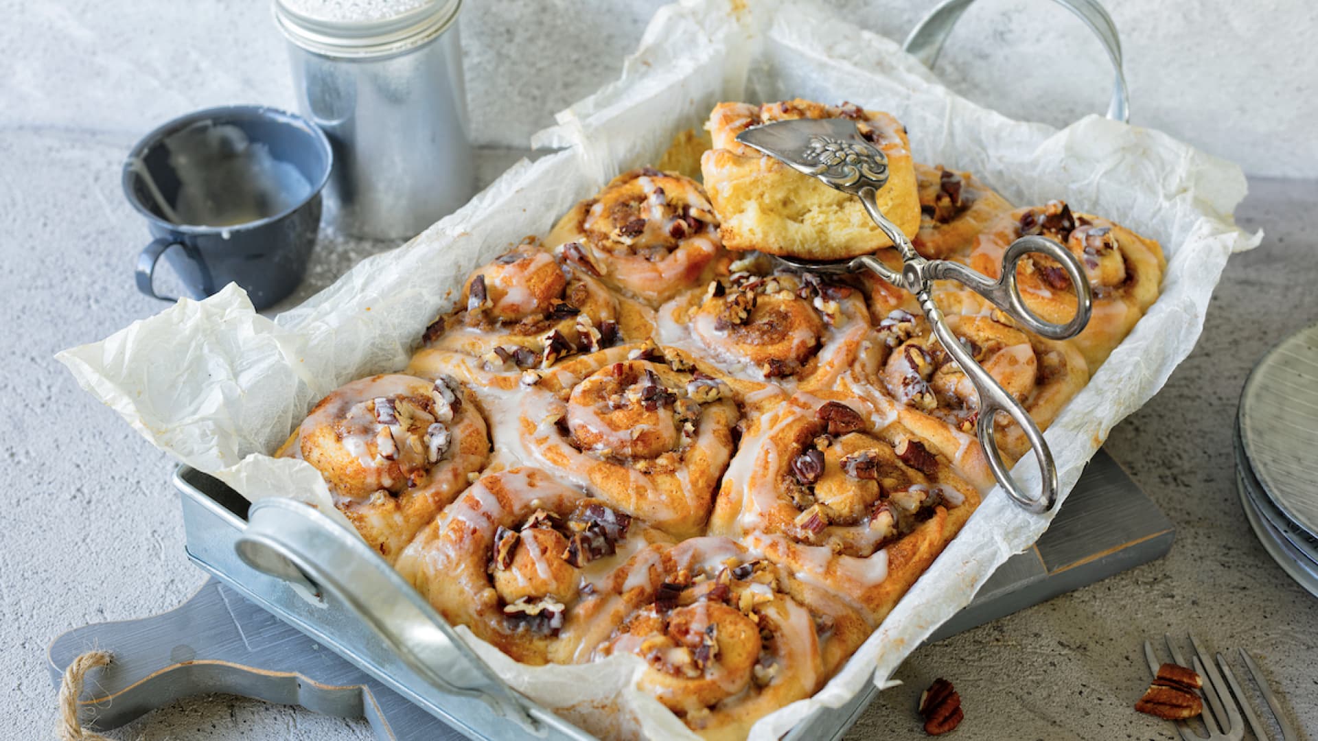 Saftige Zimtschnecken mit Pecannüssen.
