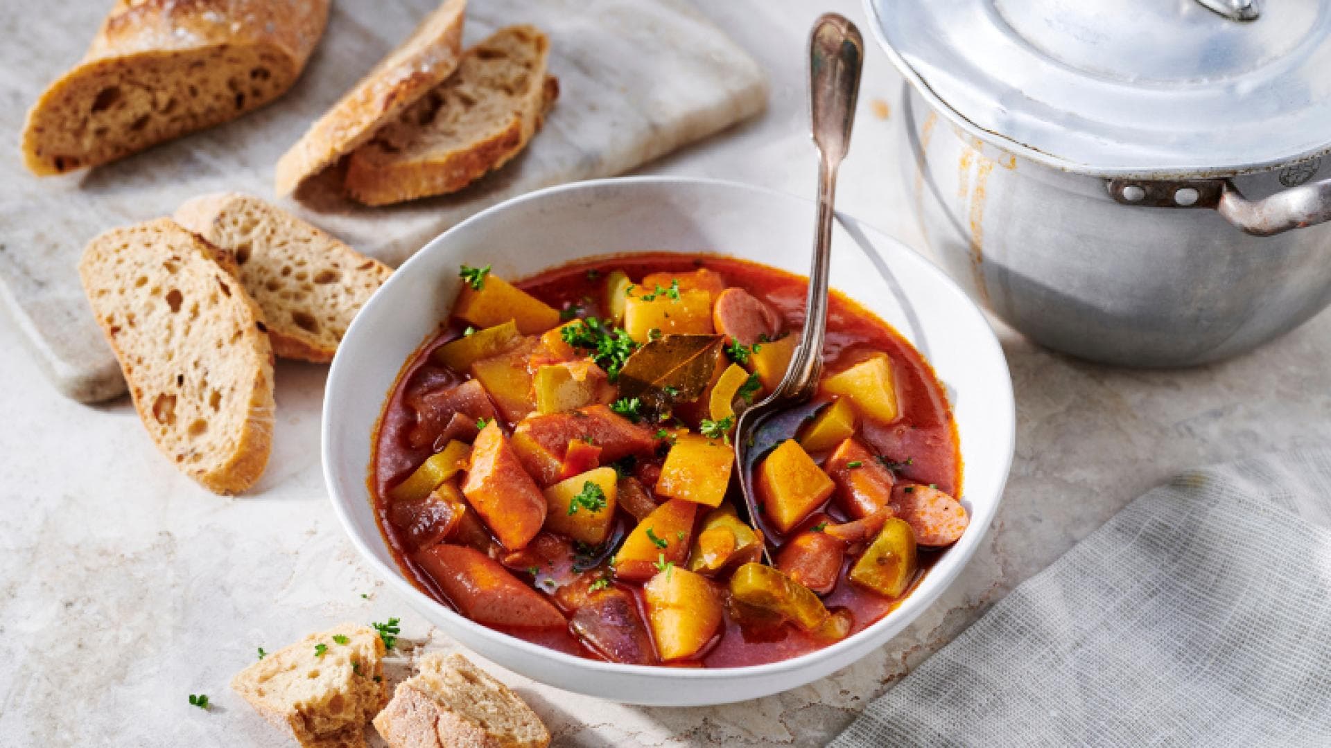 Kartoffelgulasch: Schnelles Rezept für den Klassiker Kartoffelgulasch: Schnelles Rezept für den Klassiker