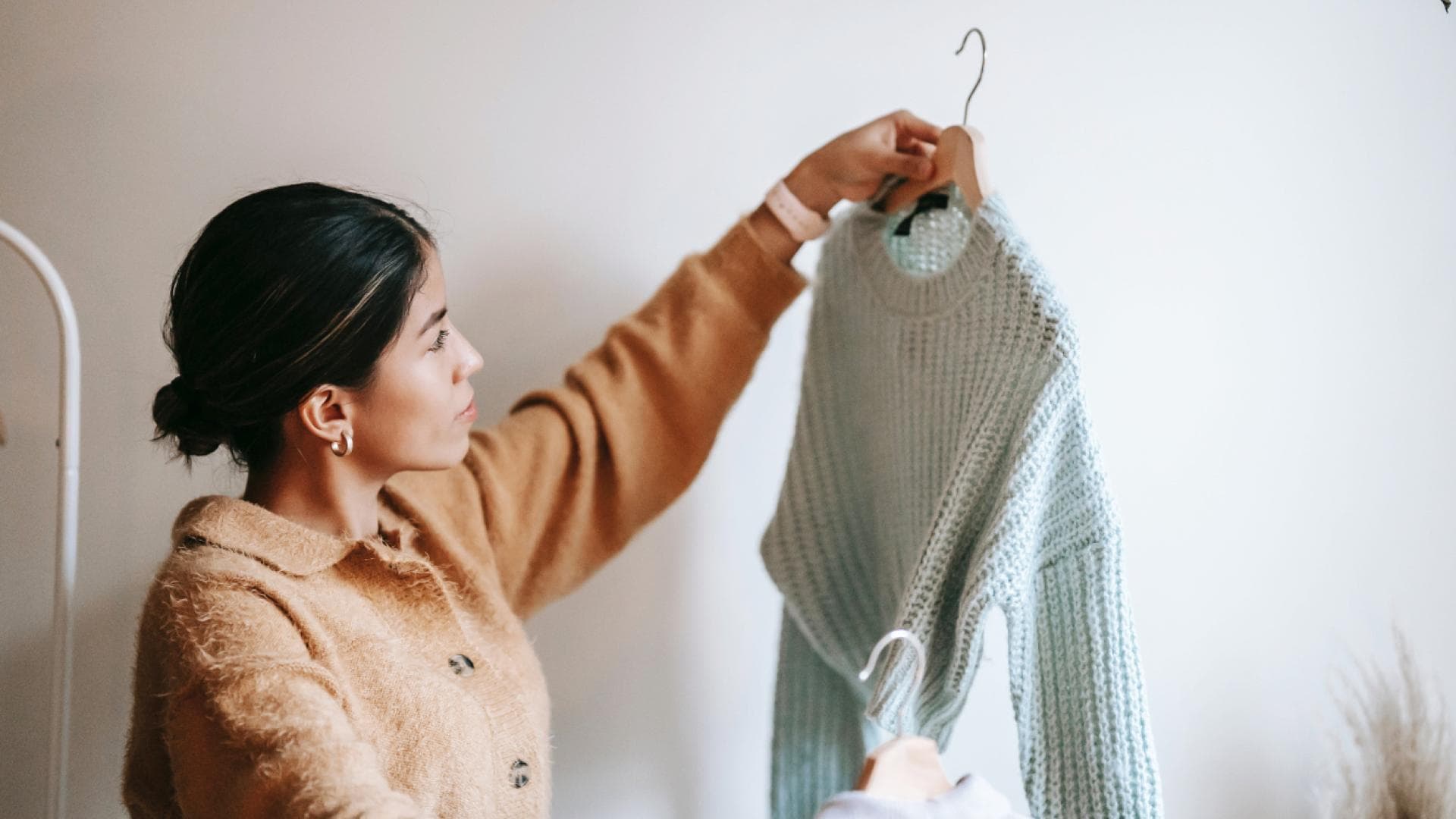 Frau mit Wollpullover