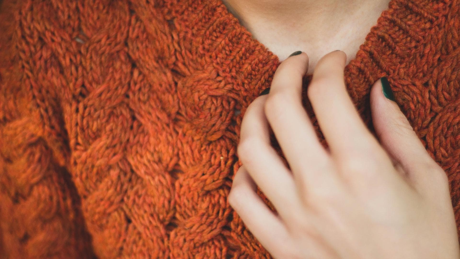 Pullover kratzt auf der Haut