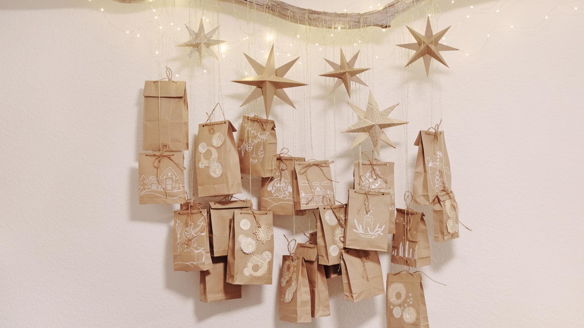 Adventskalender an einem Ast 