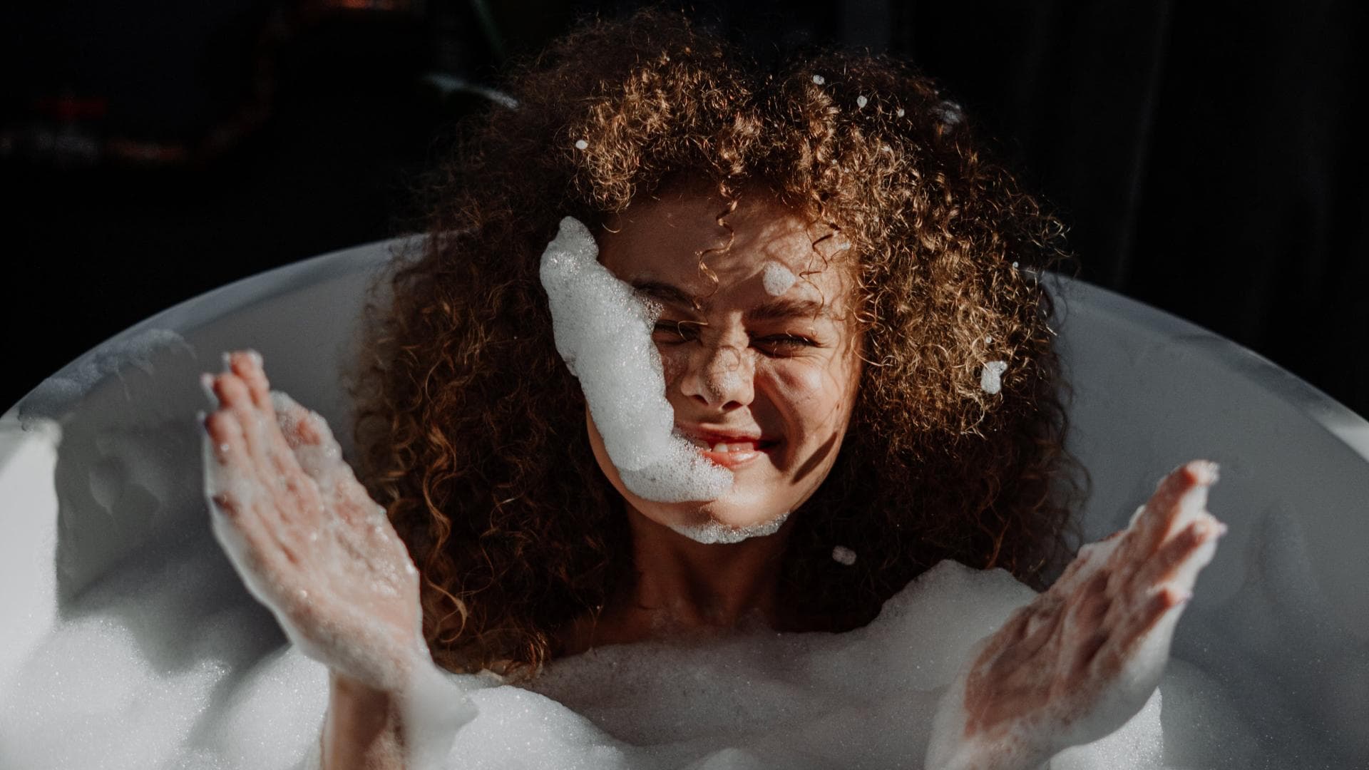 Frau badet 