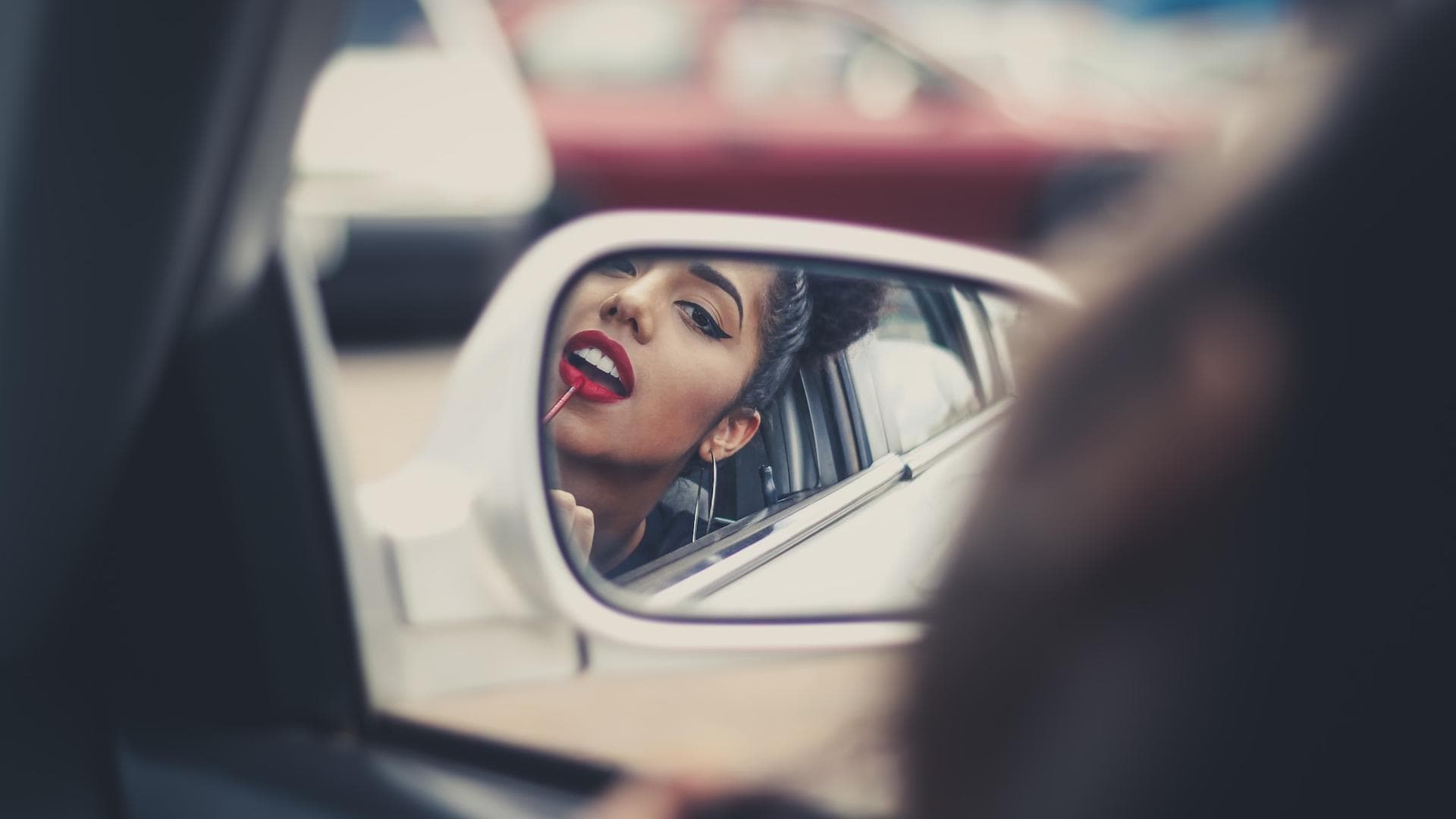 Berry Lips im Auto schminken