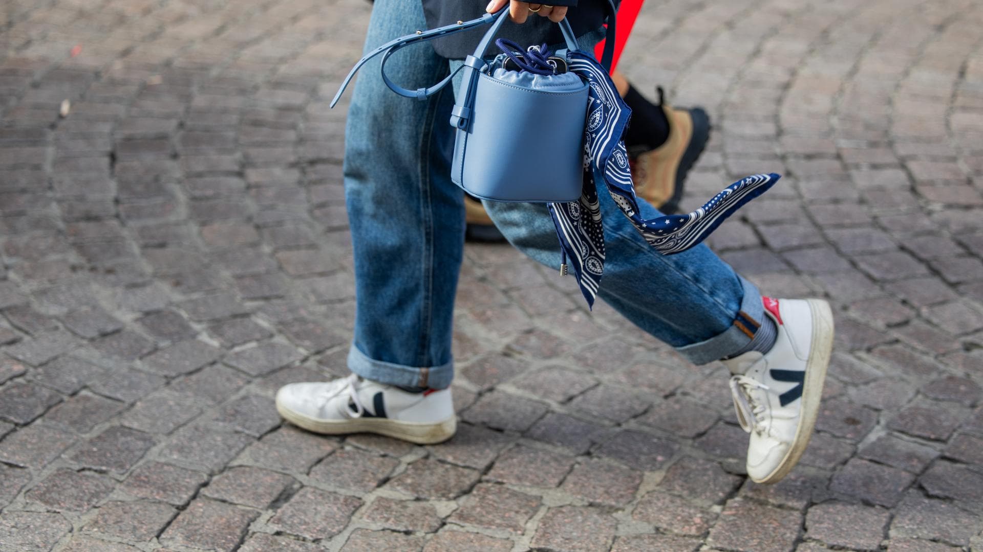 Frau im lässigen Streetstyle mit Bucket Bag.