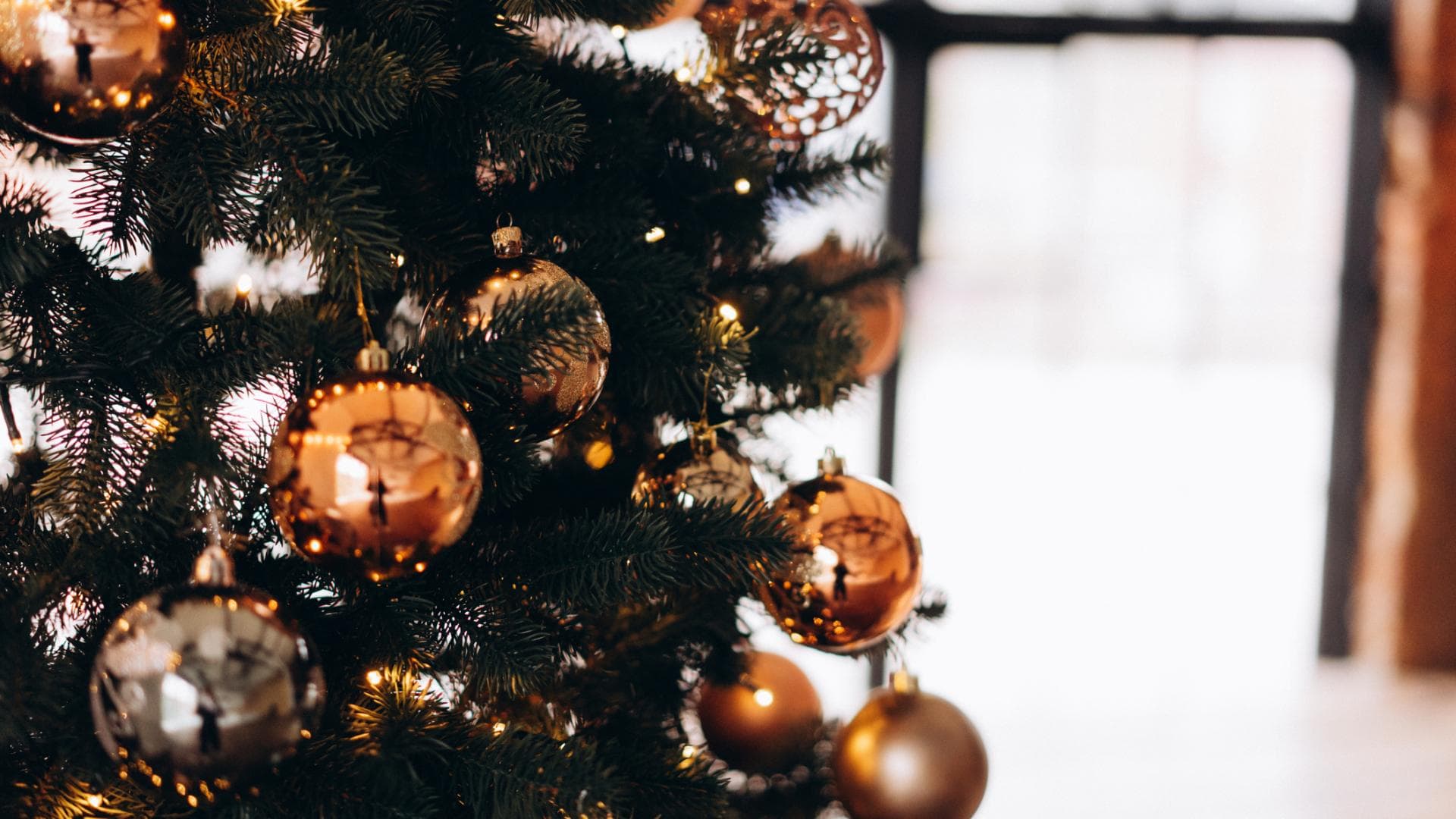 Weihnachtsbaum mit Christbaumschmuck 