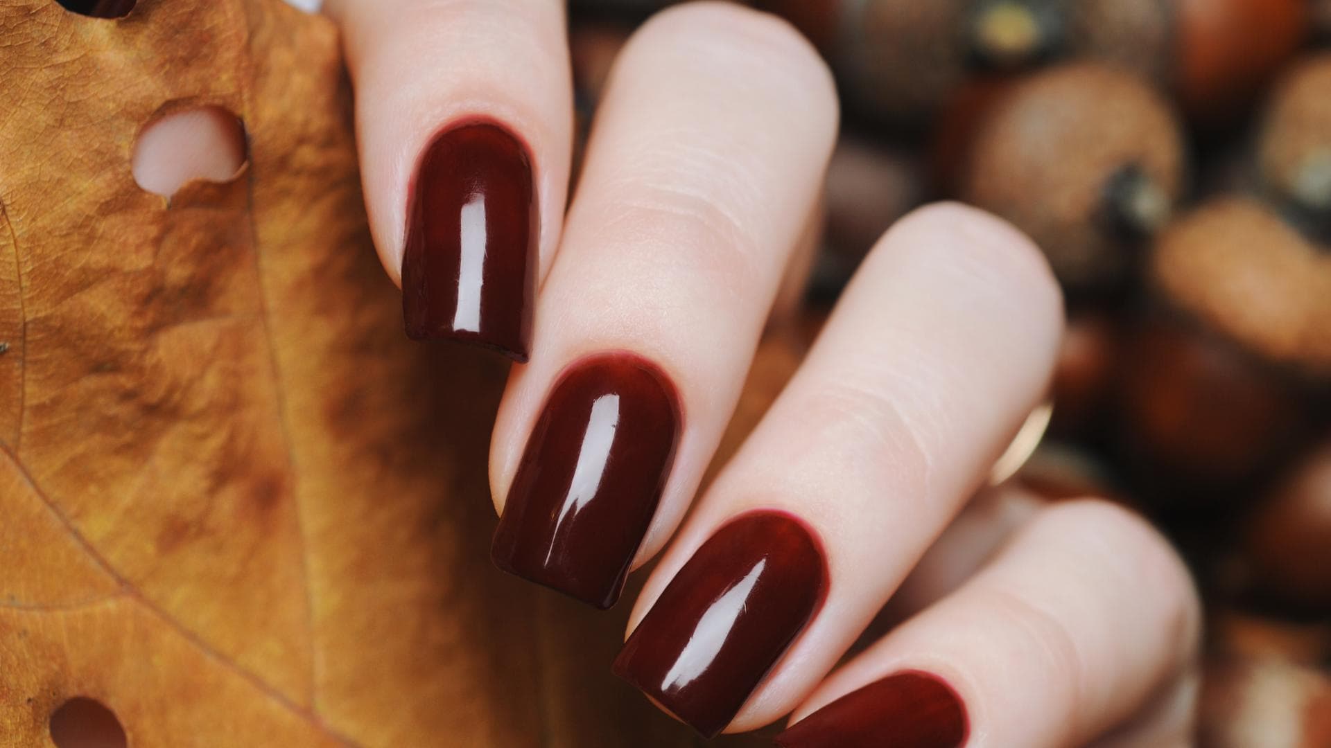 Dunkelbraune "Conker Nails".