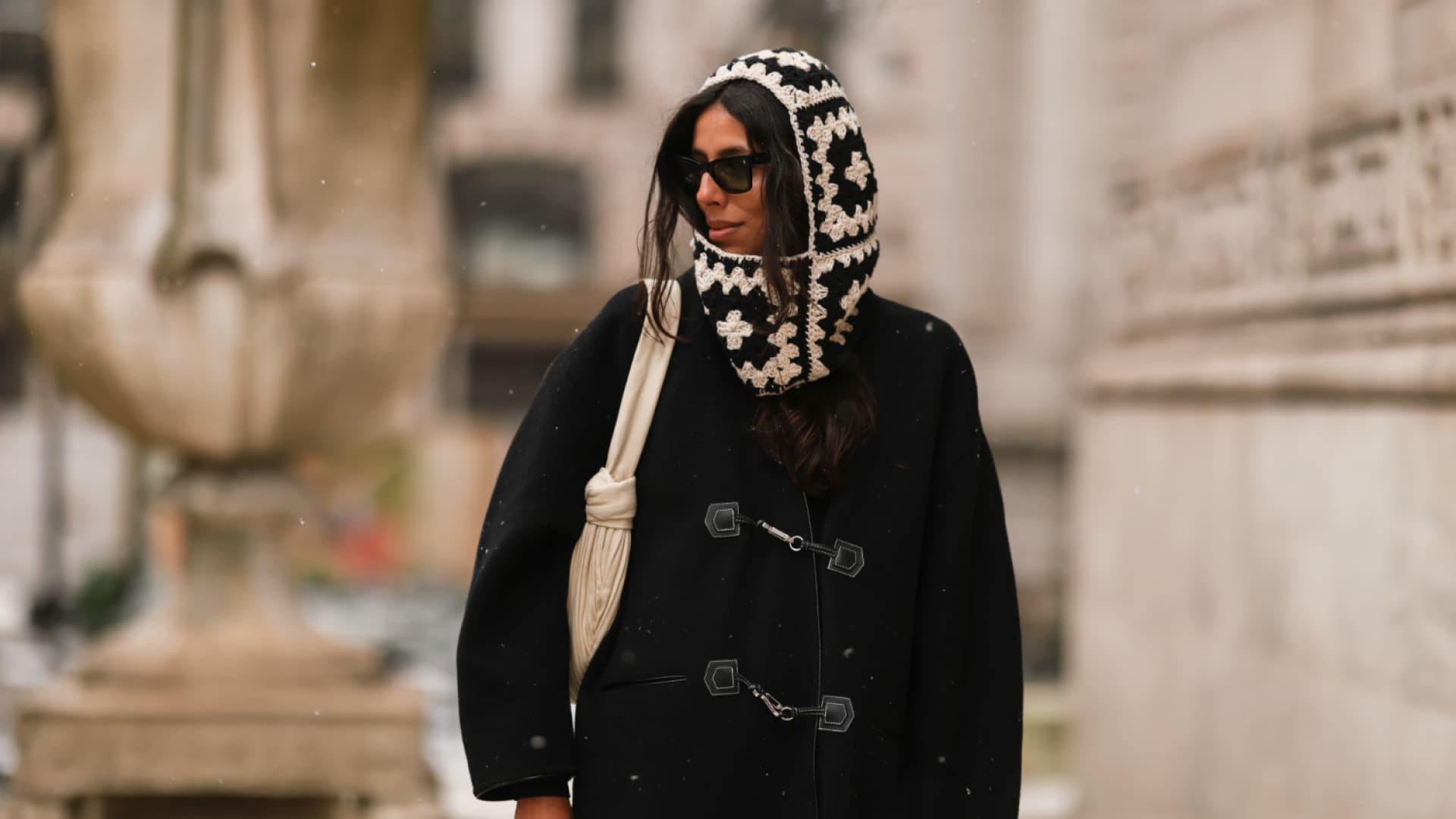 Frau mit Balaklava-Mütze