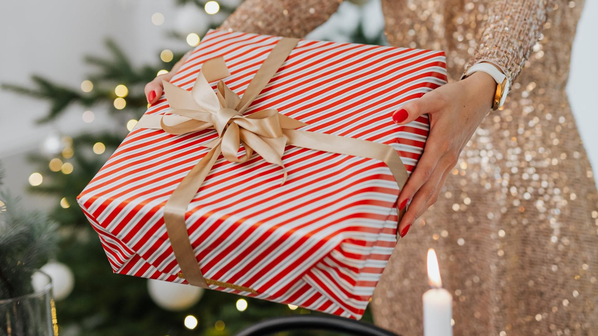 Frau überreicht Weihnachtsgeschenk